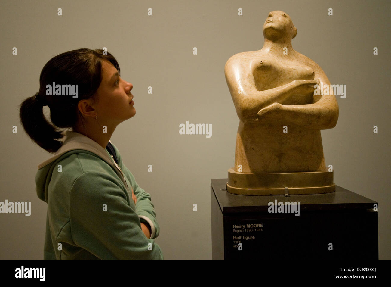 Junges Mädchen eng mit Blick auf eine Skulptur von Henry Moore in der National Gallery of Victoria Stockfoto