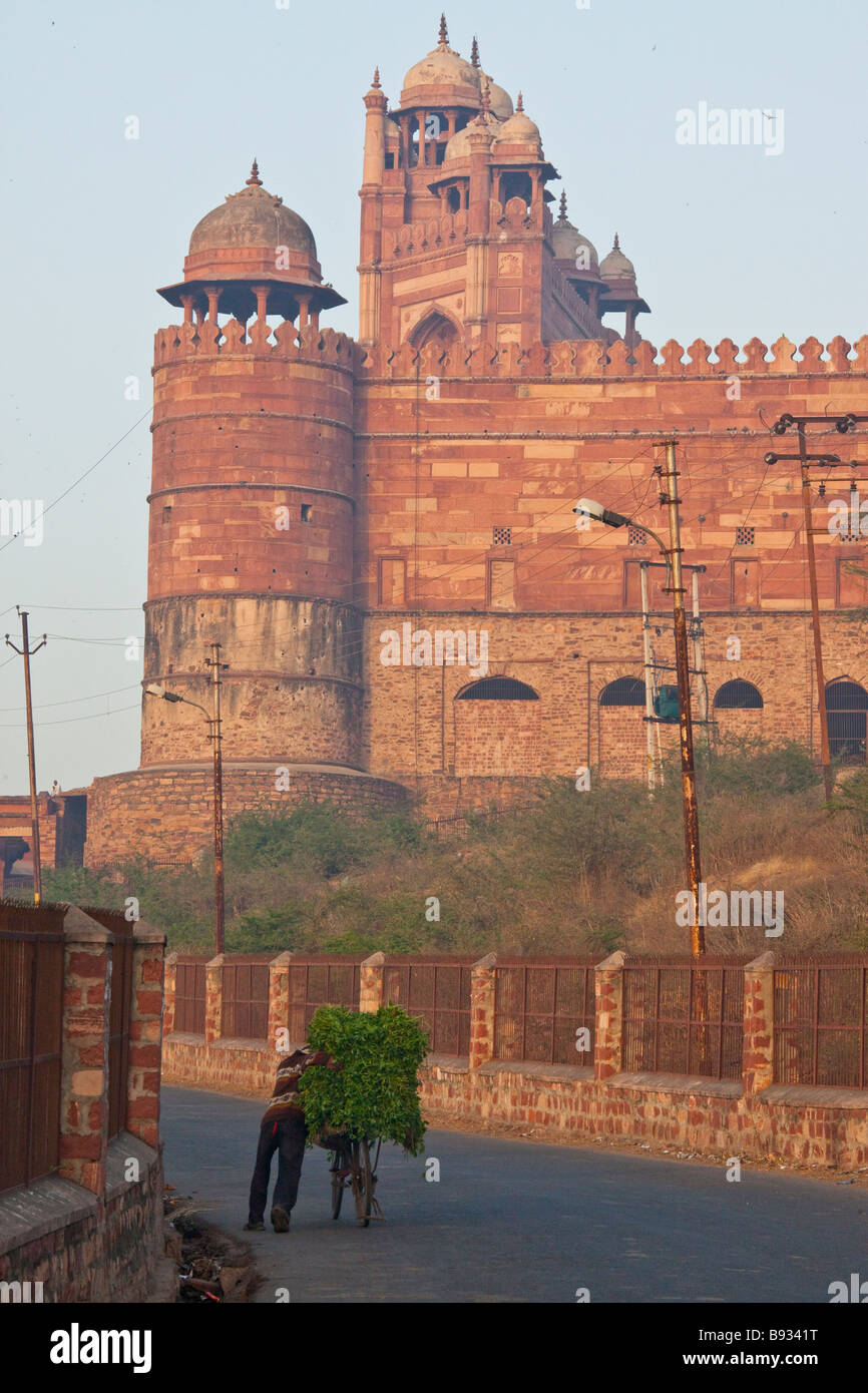 Menschen drängen in Richtung der Festung und Freitags-Moschee oder Jama Masjid in Fatehpur Sikri Indien produzieren Stockfoto