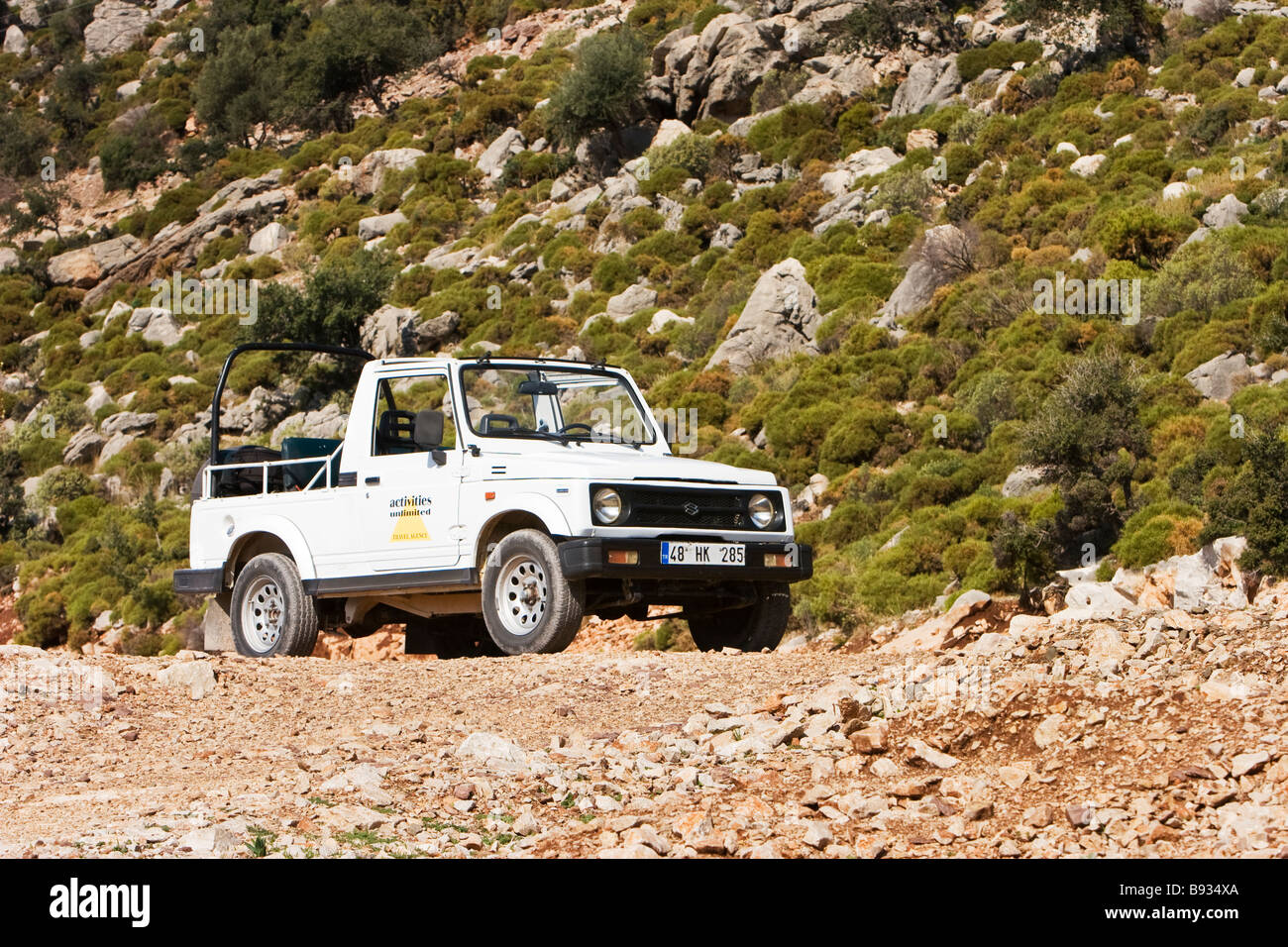 Ein Vierrad Antrieb Jeep mit offenem Verdeck geparkt, abseits der Straße in der Türkei Stockfoto