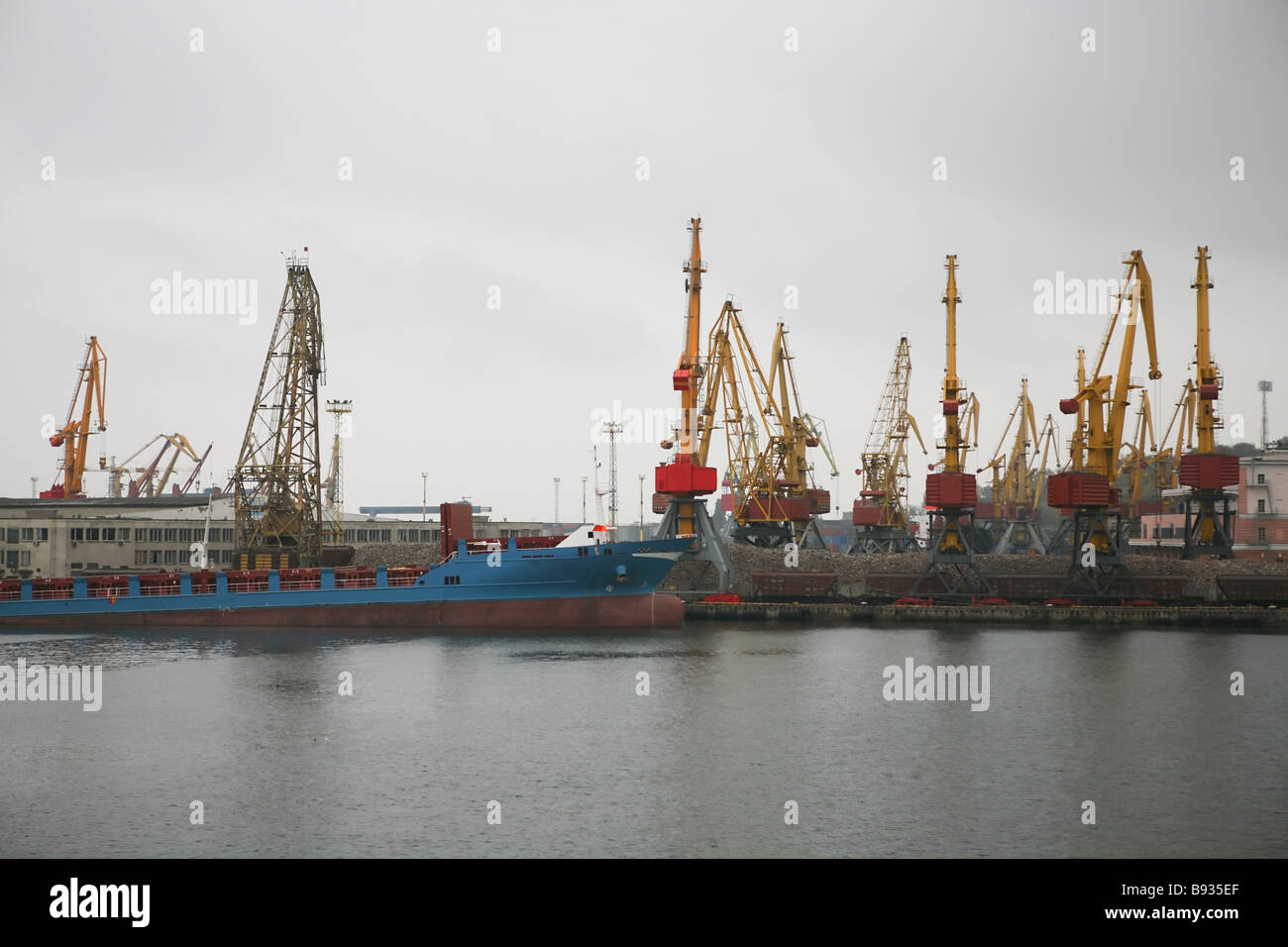 Containerschiff und Ladekran im Hafen Stockfoto