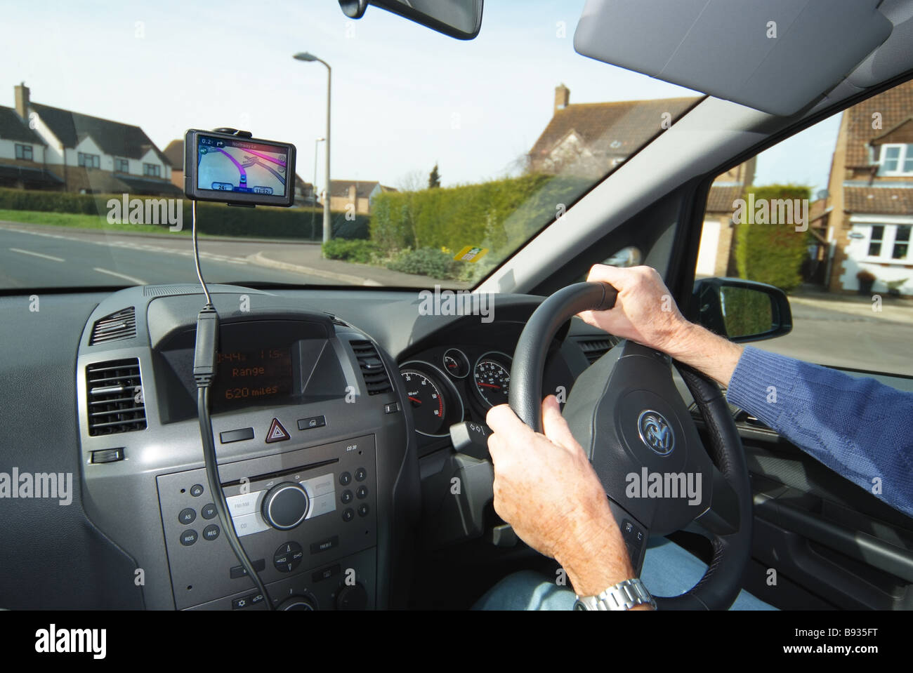 AUTO FAHRER MIT SATELLITEN-NAVIGATIONSAUSRÜSTUNG Stockfoto