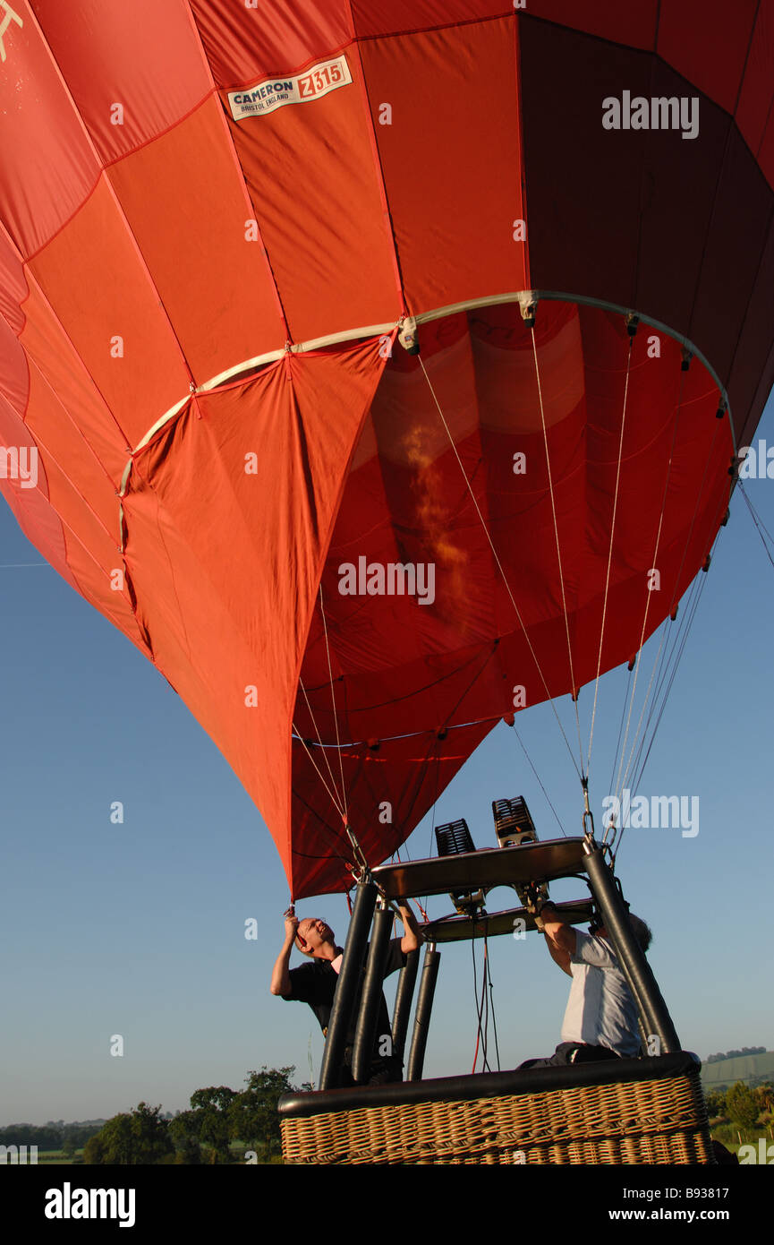 Für einen Flug prepairing Heißluftballon Stockfoto