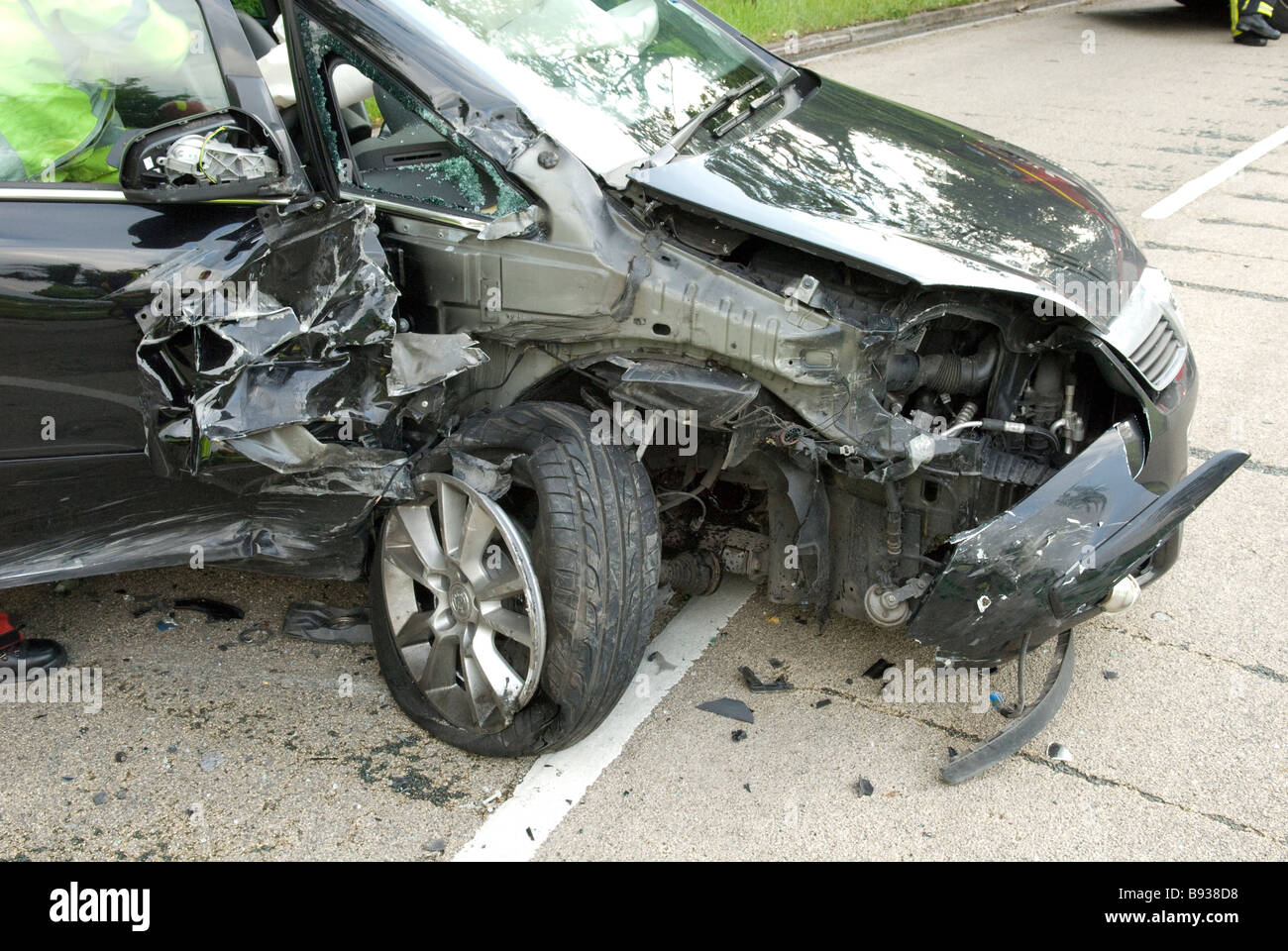 Abgestürztes Auto mit stark beschädigten Flügel RTC Stockfoto