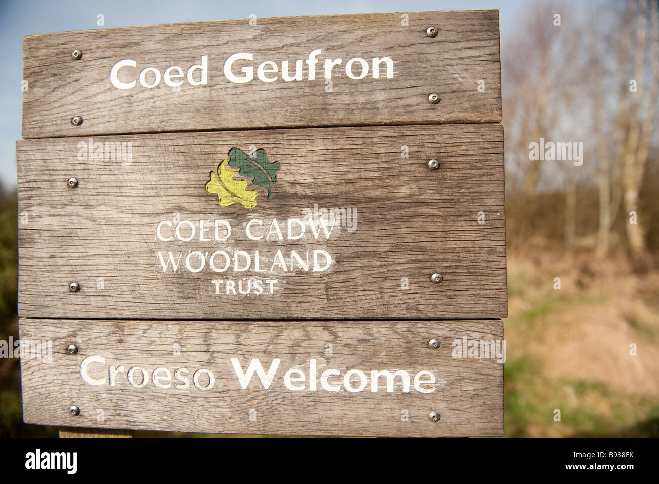 zweisprachige walisische englische Zeichen im Coed Geufron Wald Vertrauen Naturreservat Ceredigion Wales UK Stockfoto