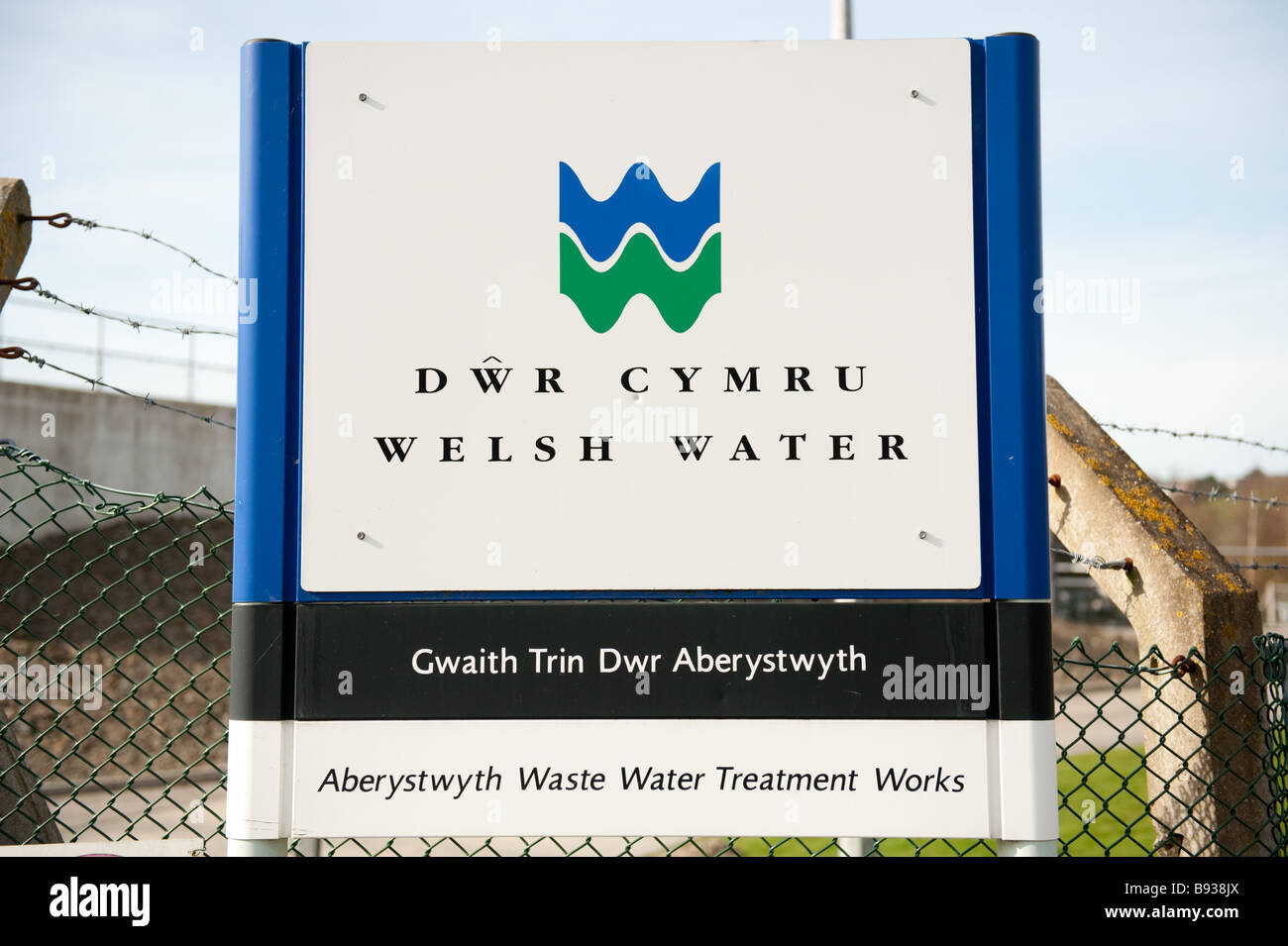 Ein zweisprachiges walisische englischen Welsh Wasser Dwr Cymru-Schild am Aberystwyth Abwasser Kläranlagen, Wales UK Stockfoto