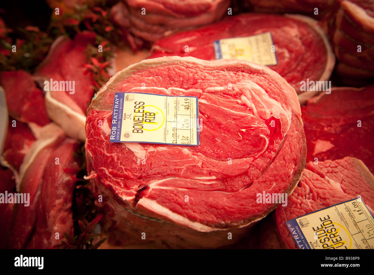 Eine Verbindung des lokalen Welsh prime Rindfleisch ohne Knochen Rippe in Rob Rattray s s Metzgerei Aberystwyth Wales UK Stockfoto