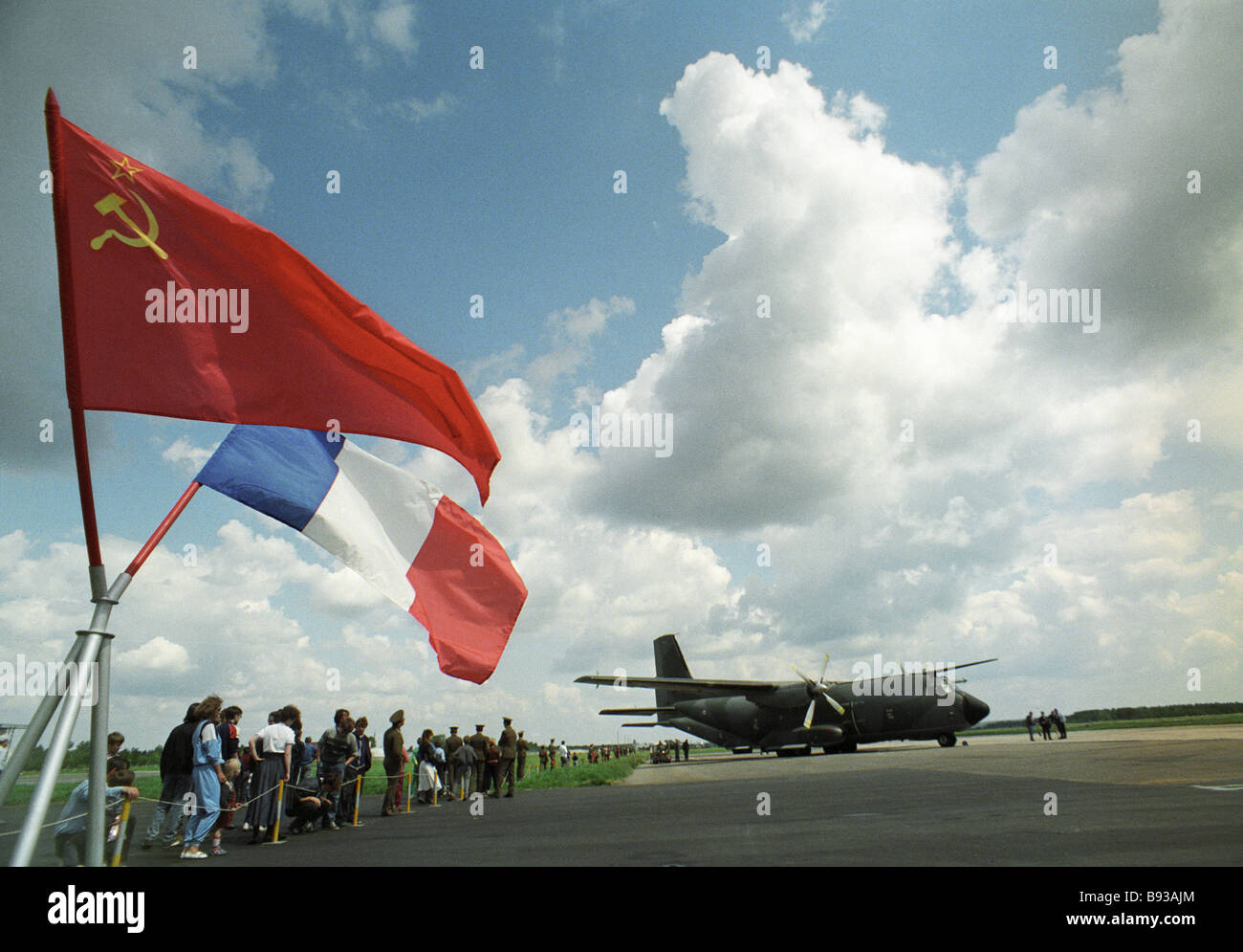 Sowjetische und französische Flaggen über dem Flugplatz Stockfoto