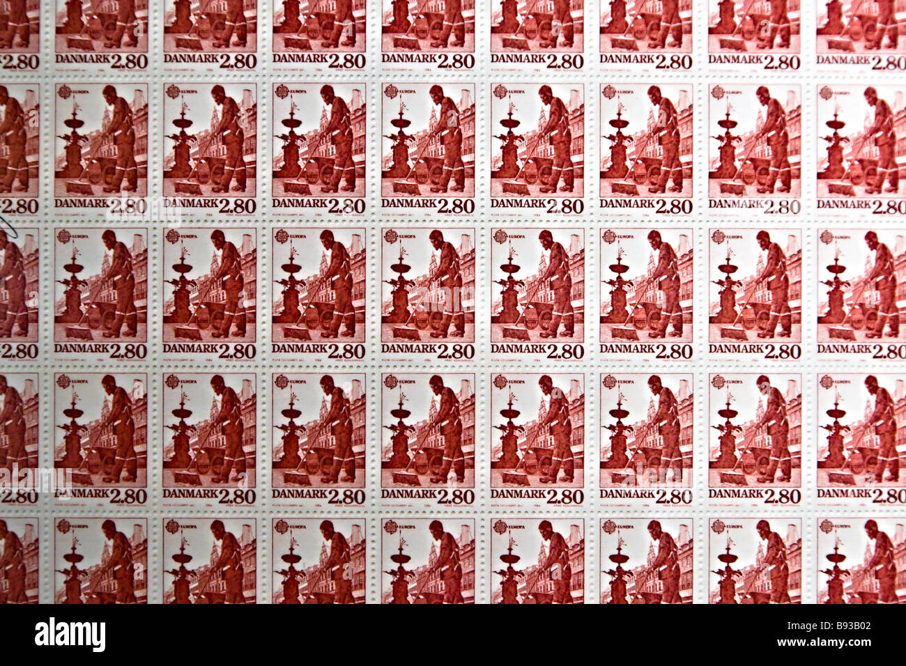 Alte dänische Briefmarkenbogen mit einem Weg-Kehrmaschine-Thema Stockfoto