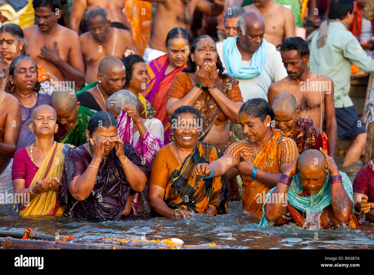 Hindus Baden im Fluss Ganges in Varanasi, Indien Stockfoto