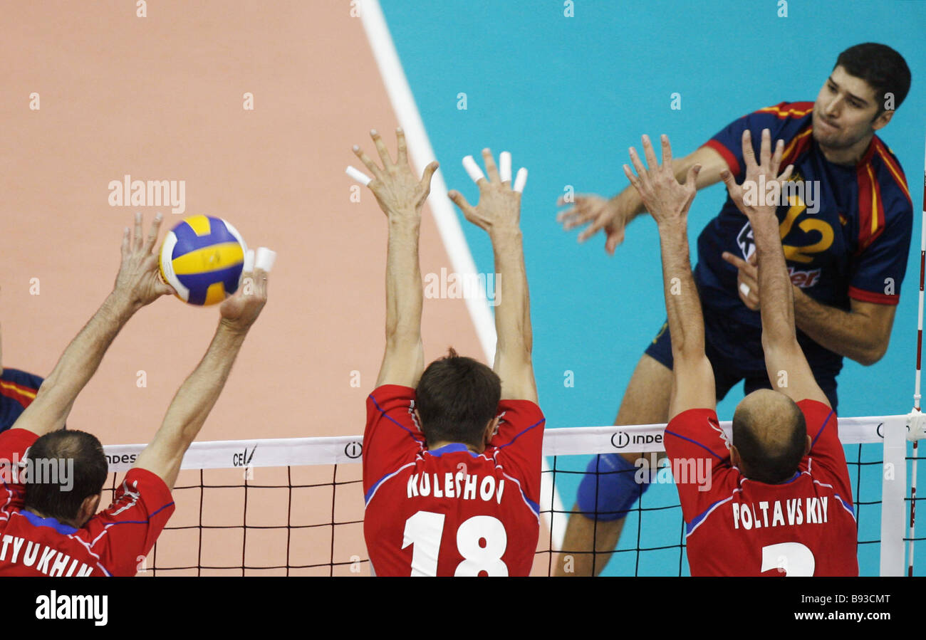 Spanien gewann den europäischen Volleyball-Meisterschaft in ein Endspiel  mit Russland Russland 3 2 s Sergei Tutukin 8 Alexei Kuleschow Nein  Stockfotografie - Alamy