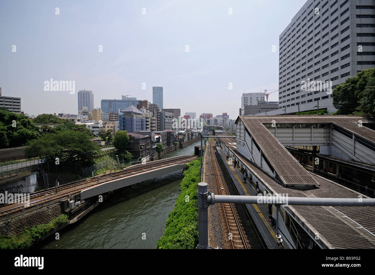 Shin-Ochanomizu Station und Kanda Fluß von Higiri Brücke aus gesehen. Chiyoda. Tokyo. Japan Stockfoto