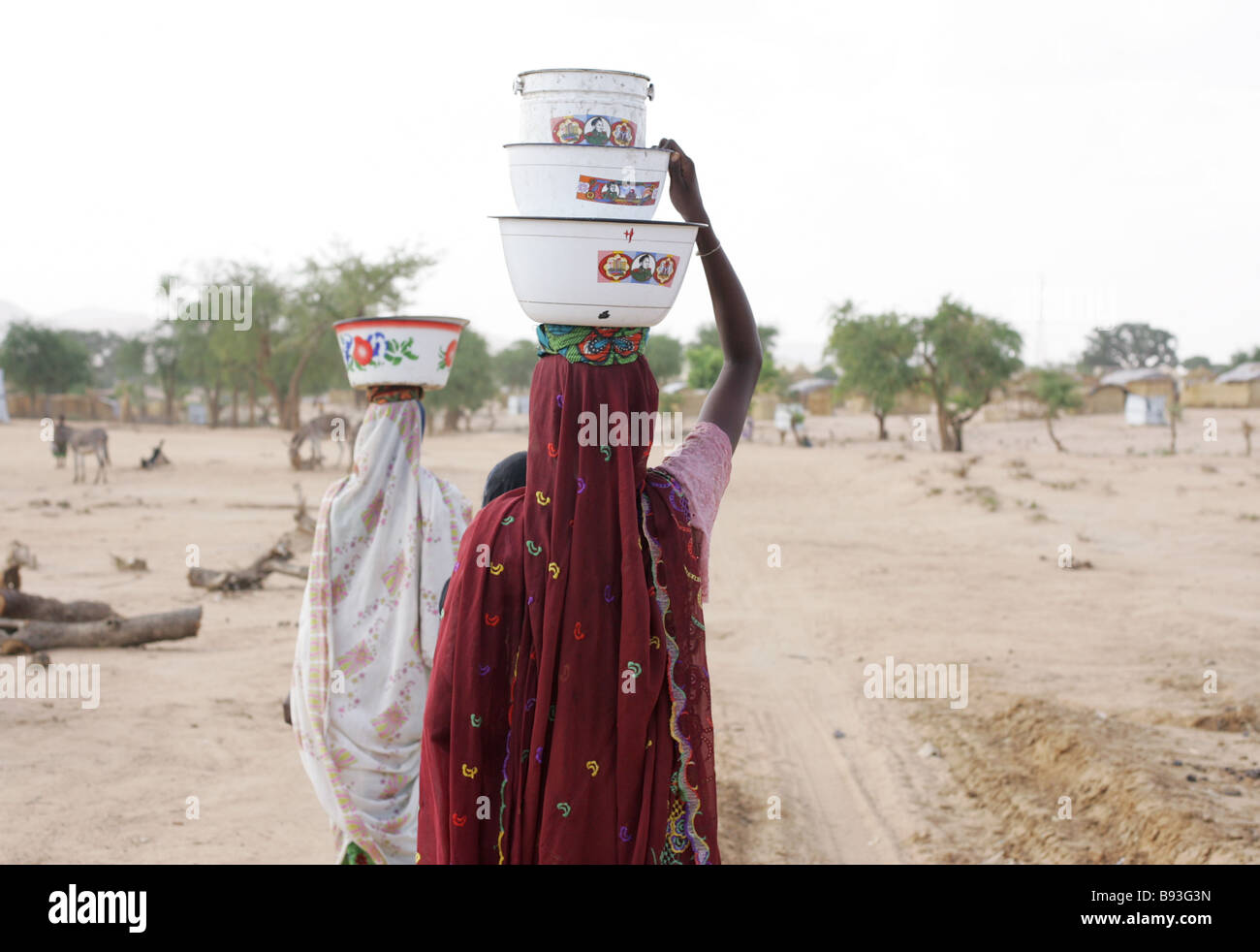 Frauen tragen Wasser in einem Camp Vertriebene (IDP) Goz Beida, Osttschad, Afrika Stockfoto