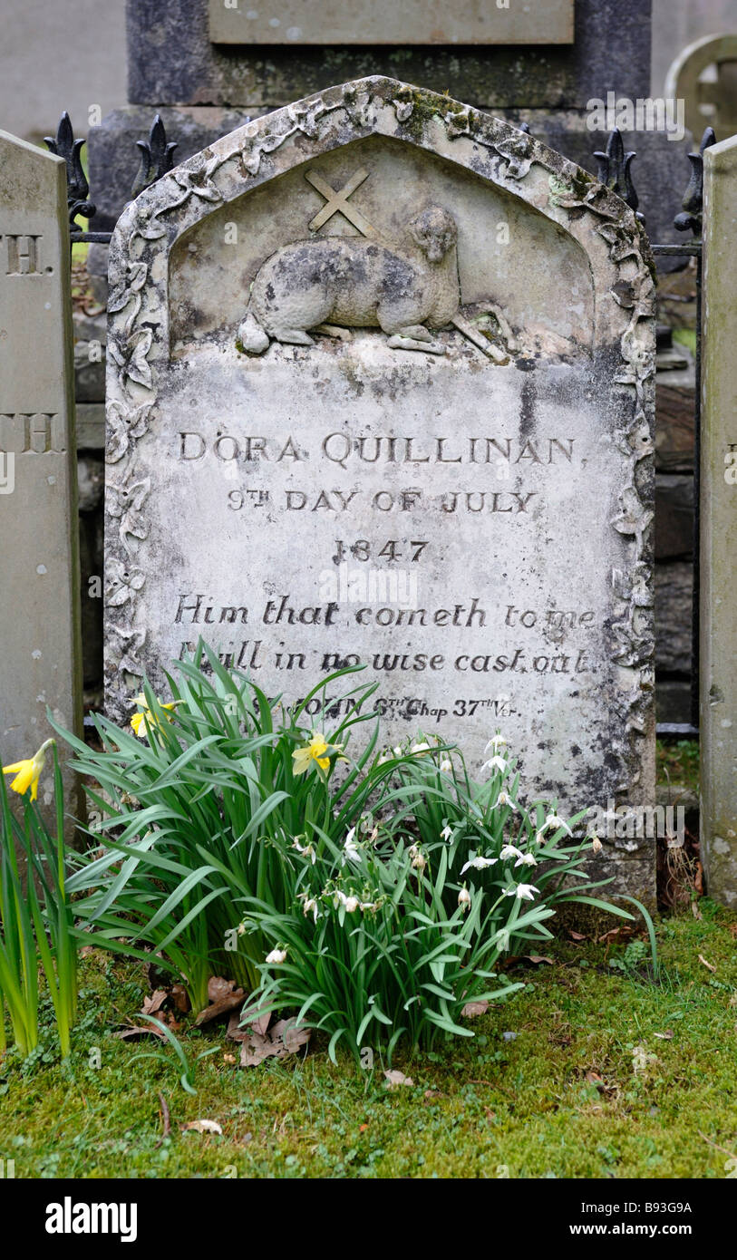 Grab von Dora Quillinan (Wordsworth). Kirche St. Oswald, Grasmere, Nationalpark Lake District, Cumbria, England, Großbritannien Stockfoto