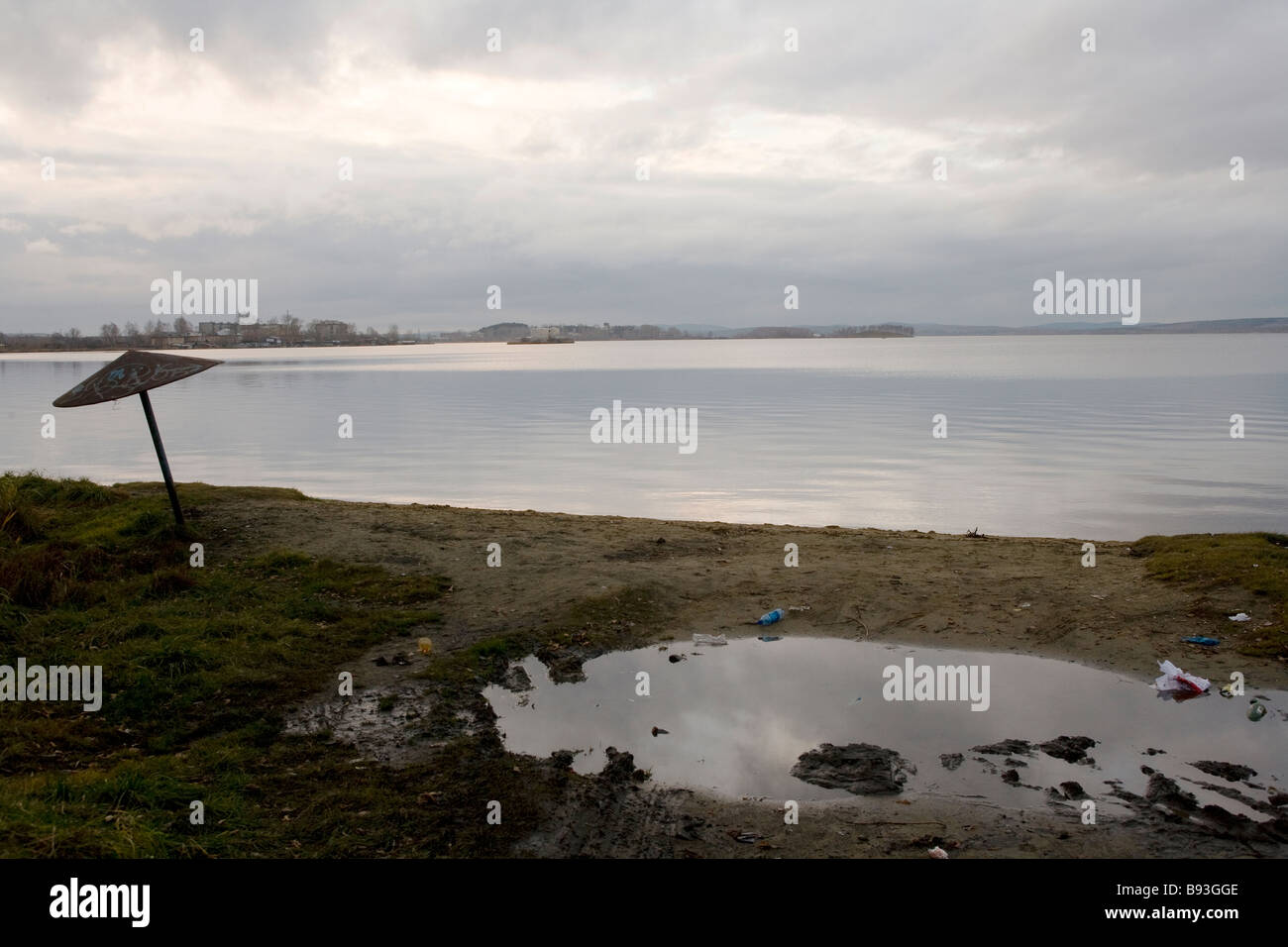 Weggeworfene industrielle Ausrüstung und Müll auf dem Lake Shore, Jekaterinburg, Ural, Russland Stockfoto