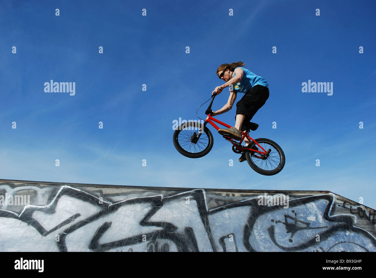 Junger Mann mit Fahrrad auf Brixton Spielplatz springen Stockfoto