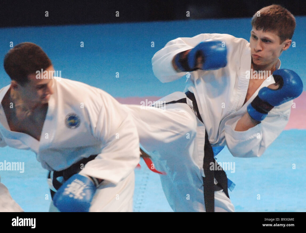Alexander Leonov Russland und Polen Milosz Moskaluk rechts nach links im ITF Taekwondo match Stockfoto