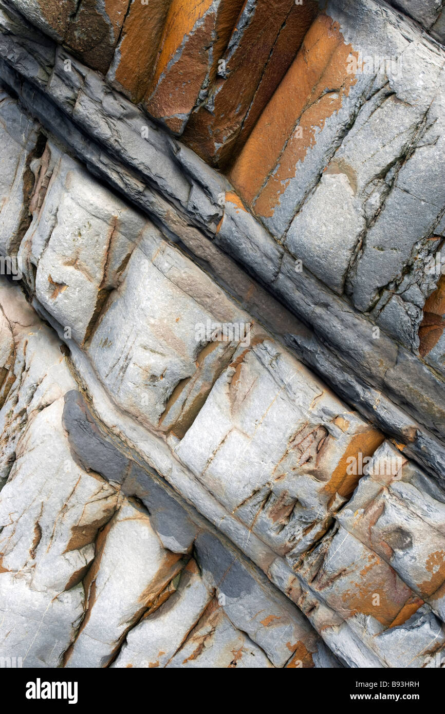 Nahaufnahme von bunten Gesteinsschichten auf den Meeresklippen in Sandymouth, North Cornwall, England, UK Stockfoto