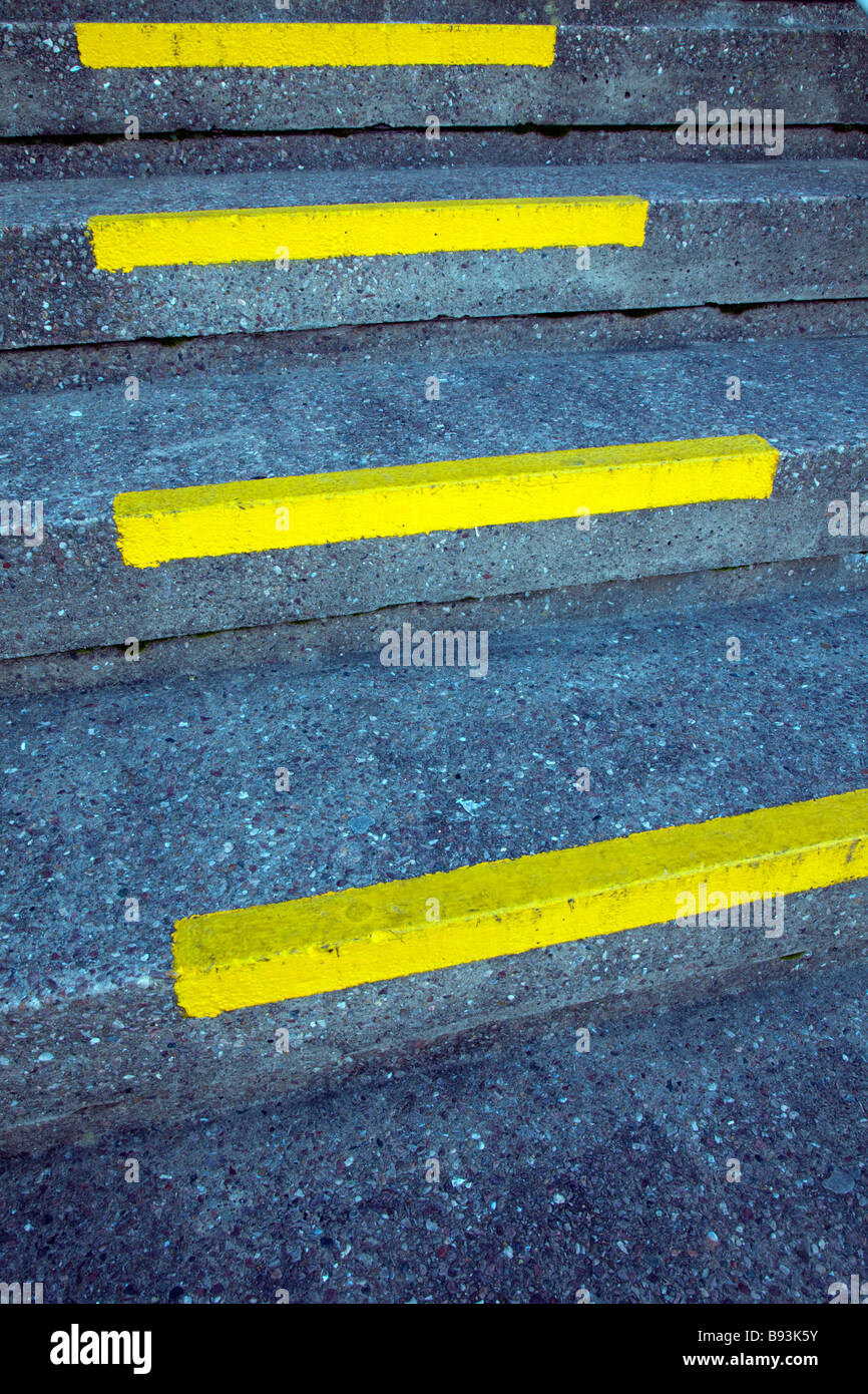 Helle gelb gestrichenen Schritte während der Nacht zu zeigen Stockfoto