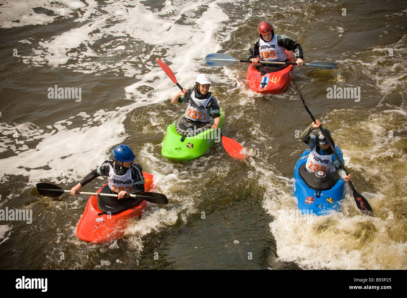 Kaukasische Jugendliche Kajak-Training am Tees Barrage International White Water Center, Großbritannien. Stockfoto