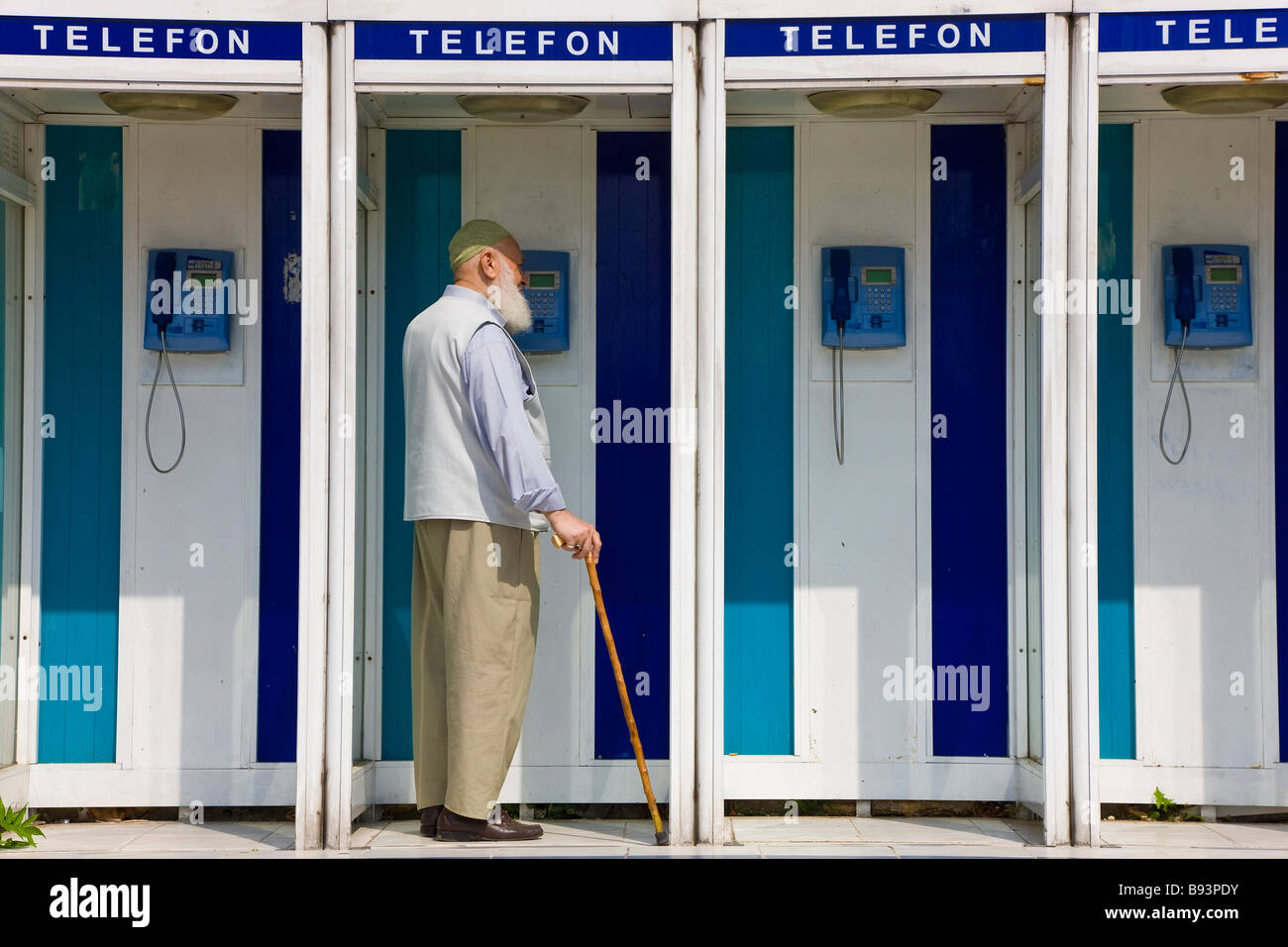 Muslimischen Mann in Telefonzelle Istanbul Türkei Stockfoto