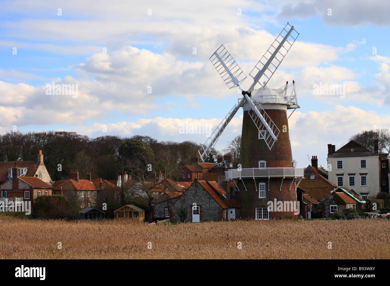 "Cley Next am Meer". Cley "Windmühle" und Röhrichten, Norfolk, England, UK. Stockfoto