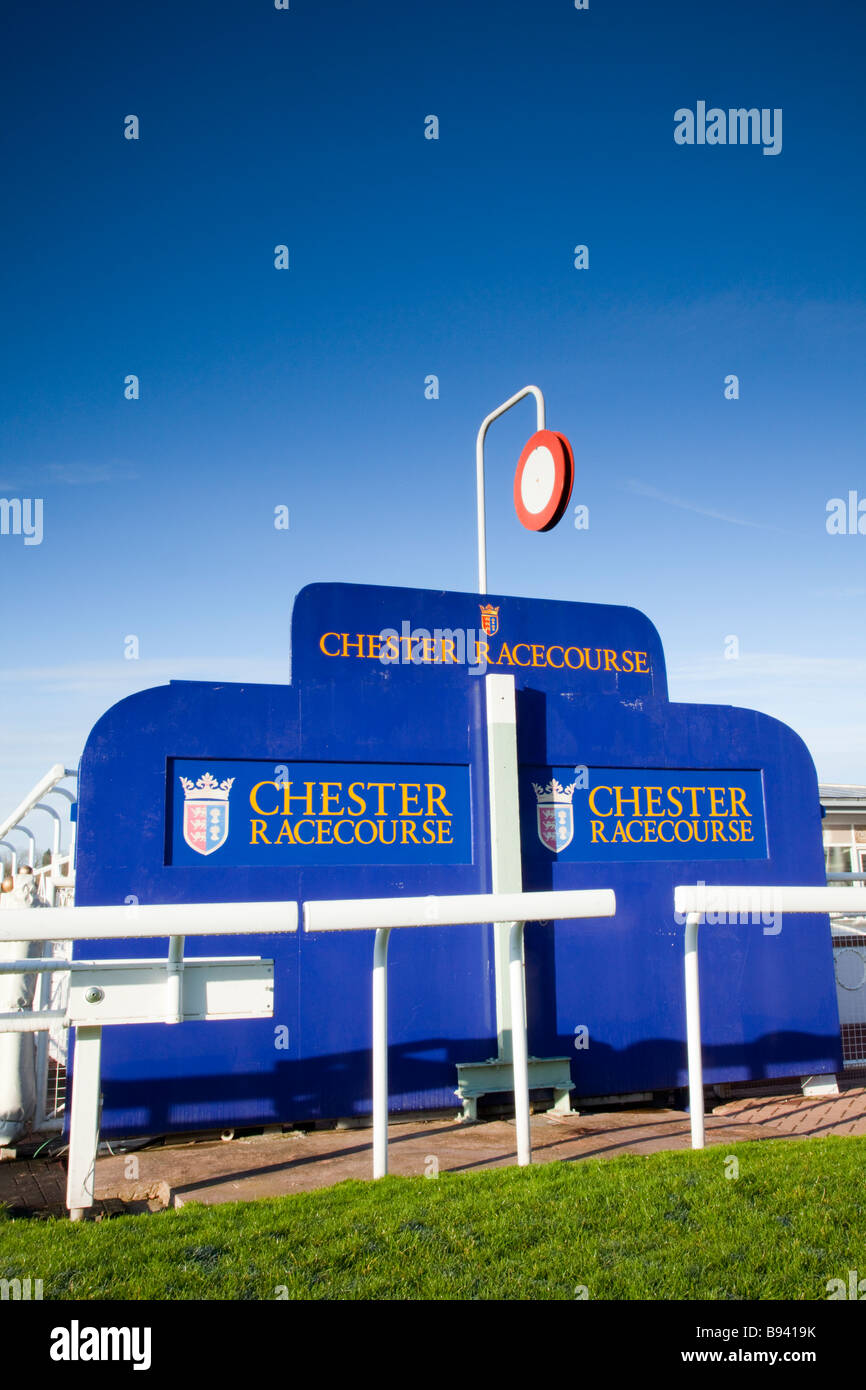 Das Finish Posten an der sehr beliebten Chester Rennbahn an einem Tag blauer Himmel in Chester, England Stockfoto