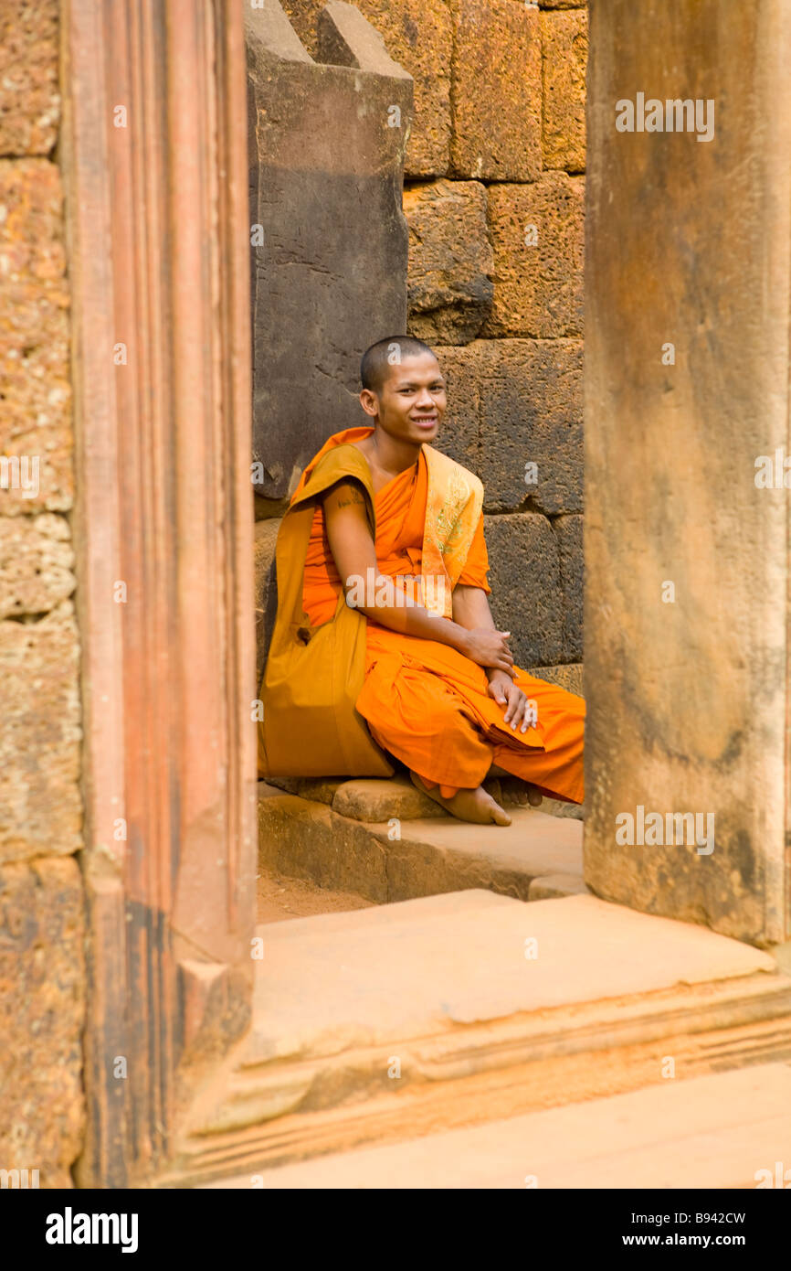 Ein Mönch Sitzung warten am Banteay Srei Angkor Wat Komplex Kambodscha für die Segnung eines neuen Tempels Stockfoto