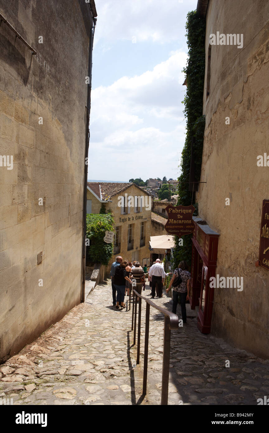 Eine Seitenstraße Carcassonne, Frankreich mit Touristen zu Fuß entfernt von der Kamera Stockfoto