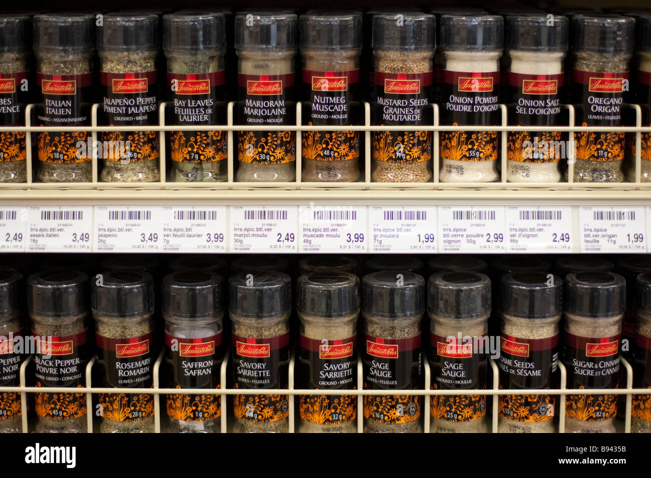 Verschiedene Gewürze werden in einem Supermarkt gesehen. Stockfoto