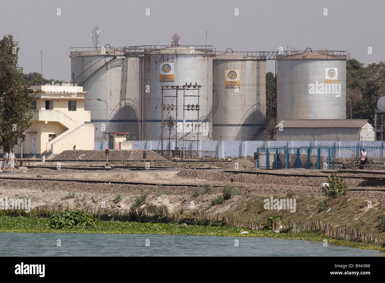 Erdöl-Lagertanks in Siliguri in Westbengalen, Indien Stockfoto