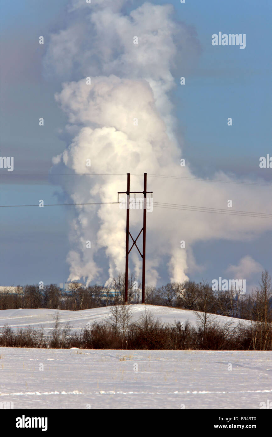 Stromleitungen und Pulp Mill Verschmutzung Stockfoto