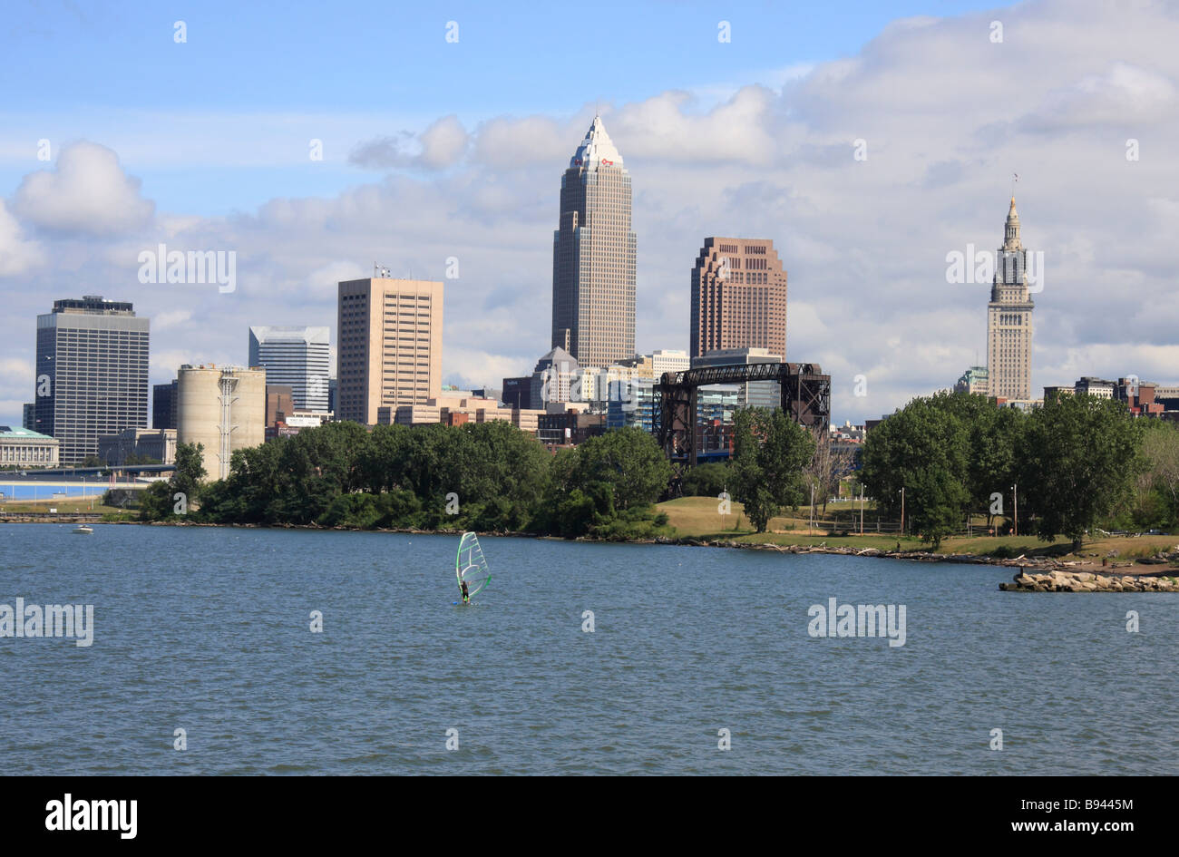 Cleveland Ohio Skyline entnommen Lake Erie zeigt Windsurfer auf dem Eriesee Stockfoto