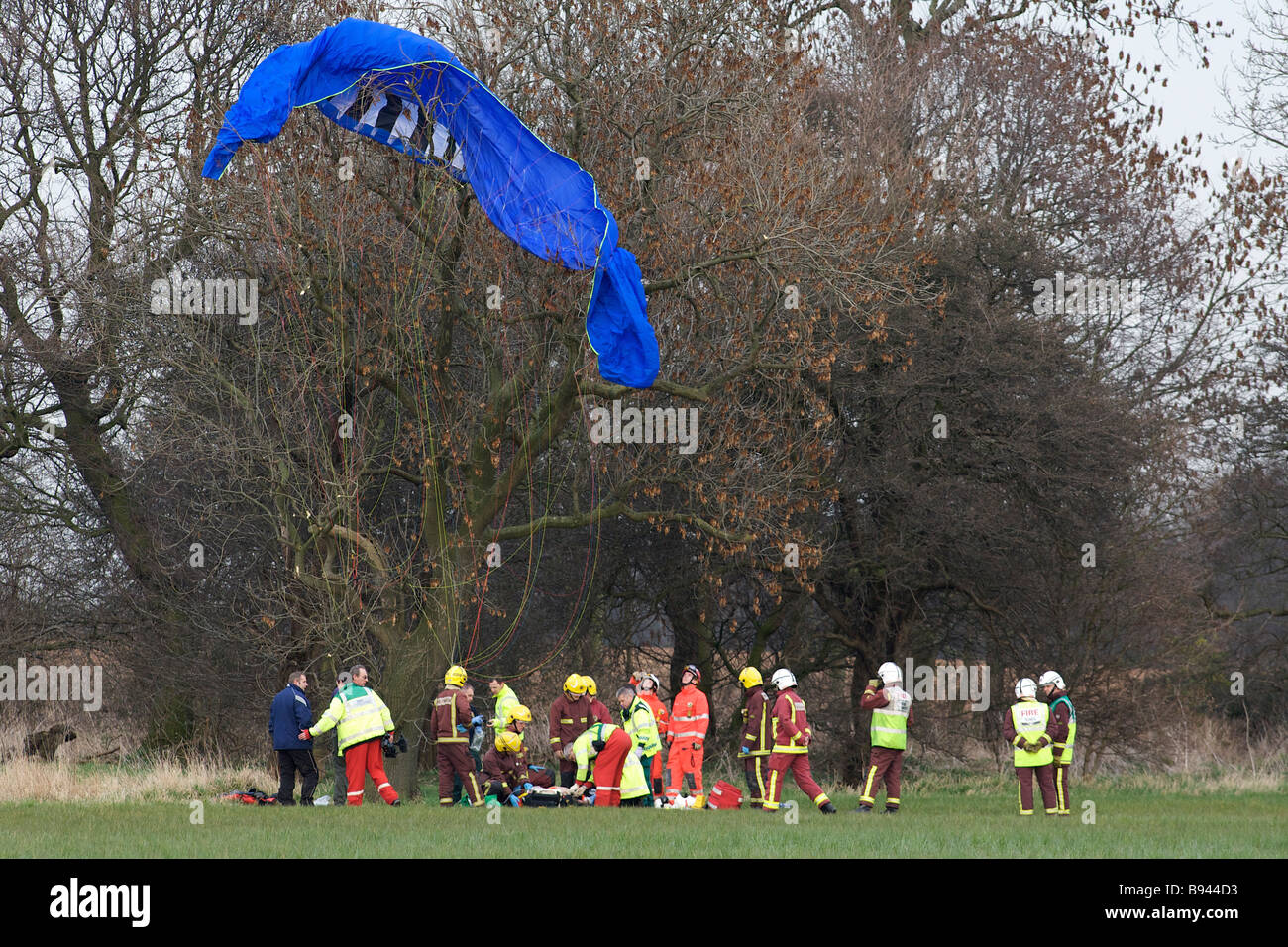 Sanitäter und Mitgliedern des South Yorkshire Fire and Rescue besuchen ein Motorschirm Unfallstelle in Doncaster, South Yorkshire Stockfoto