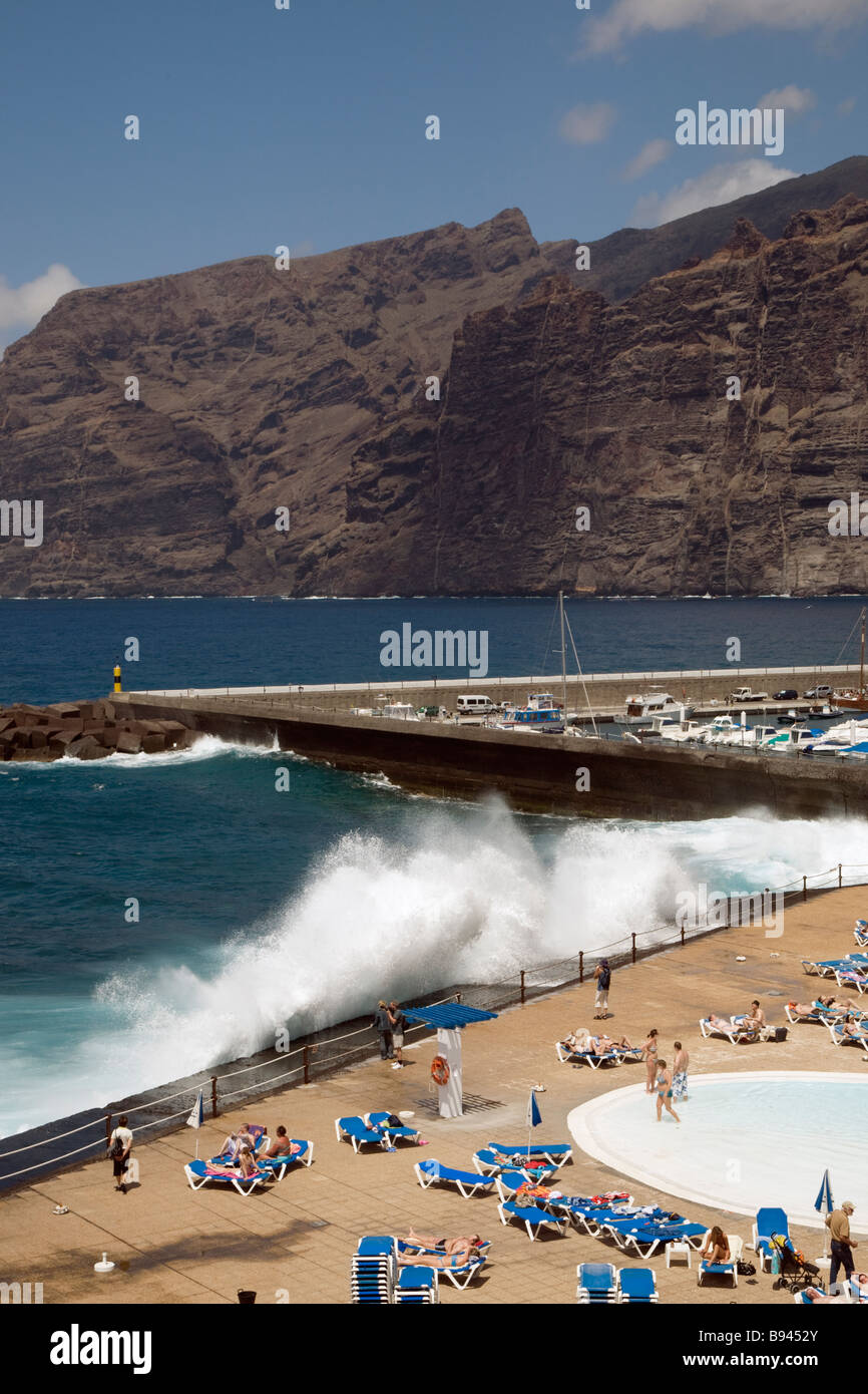 Wellen brechen über Deich bei Los Gigantes, Teneriffa, Kanarische Inseln. Stockfoto
