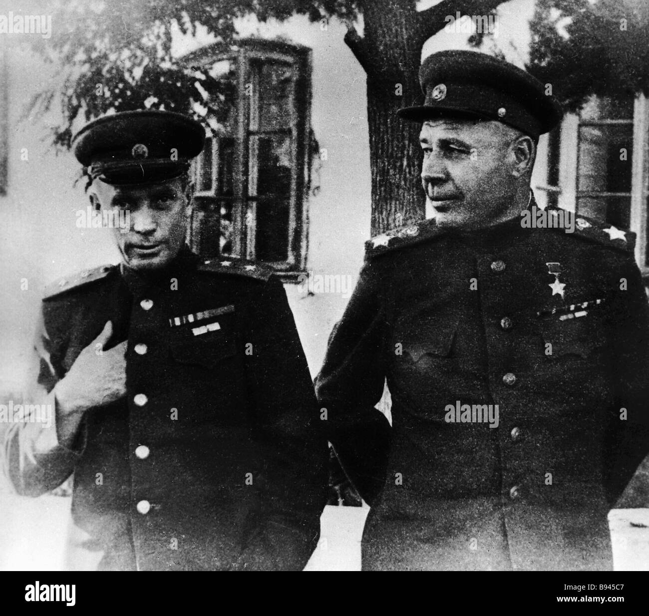 Semjon Timoschenko Marschall der Sowjetunion rechts und Leutnant ...