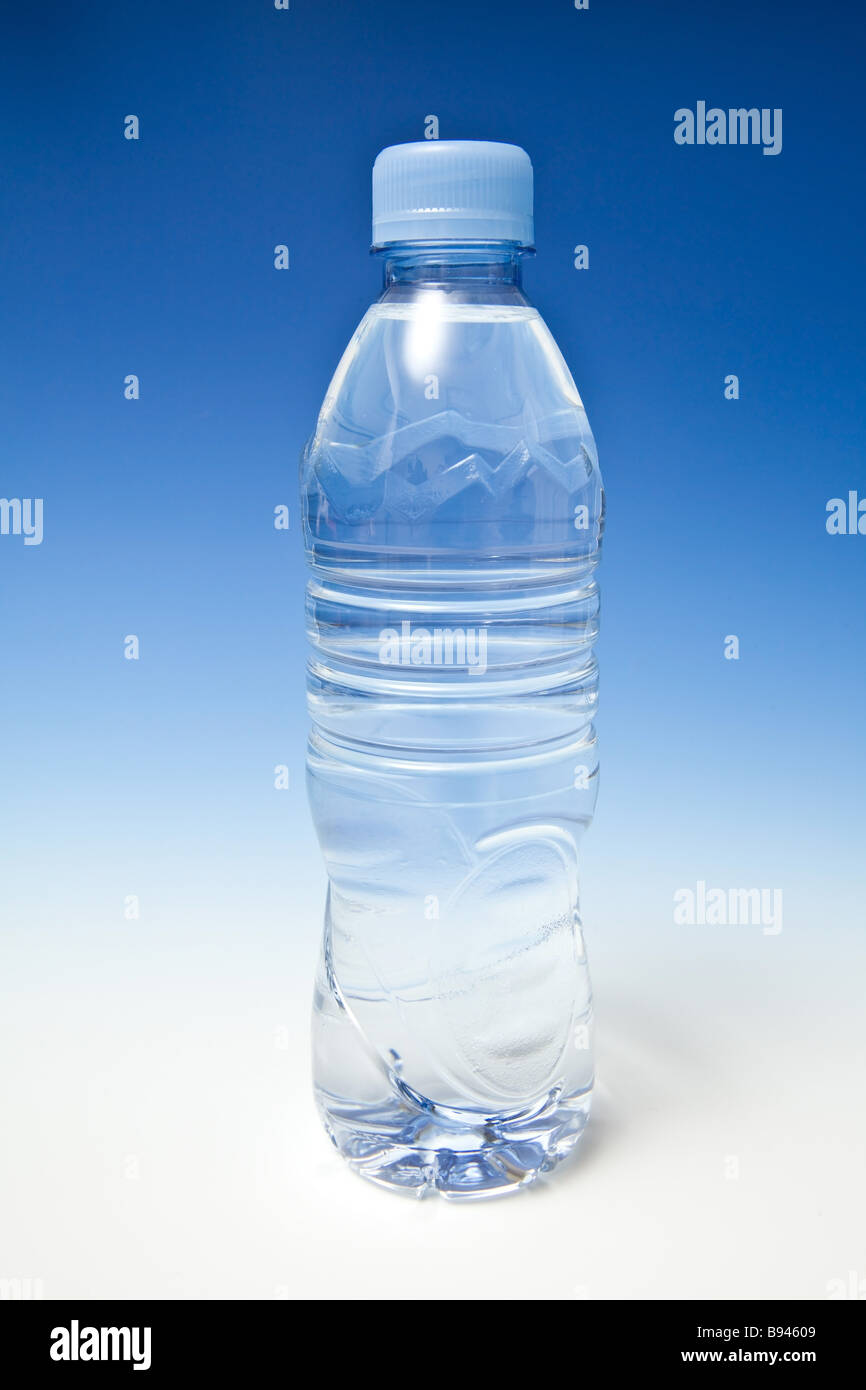 Mineralwasser auf einen abgestuften blauen Studio-Hintergrund Stockfoto