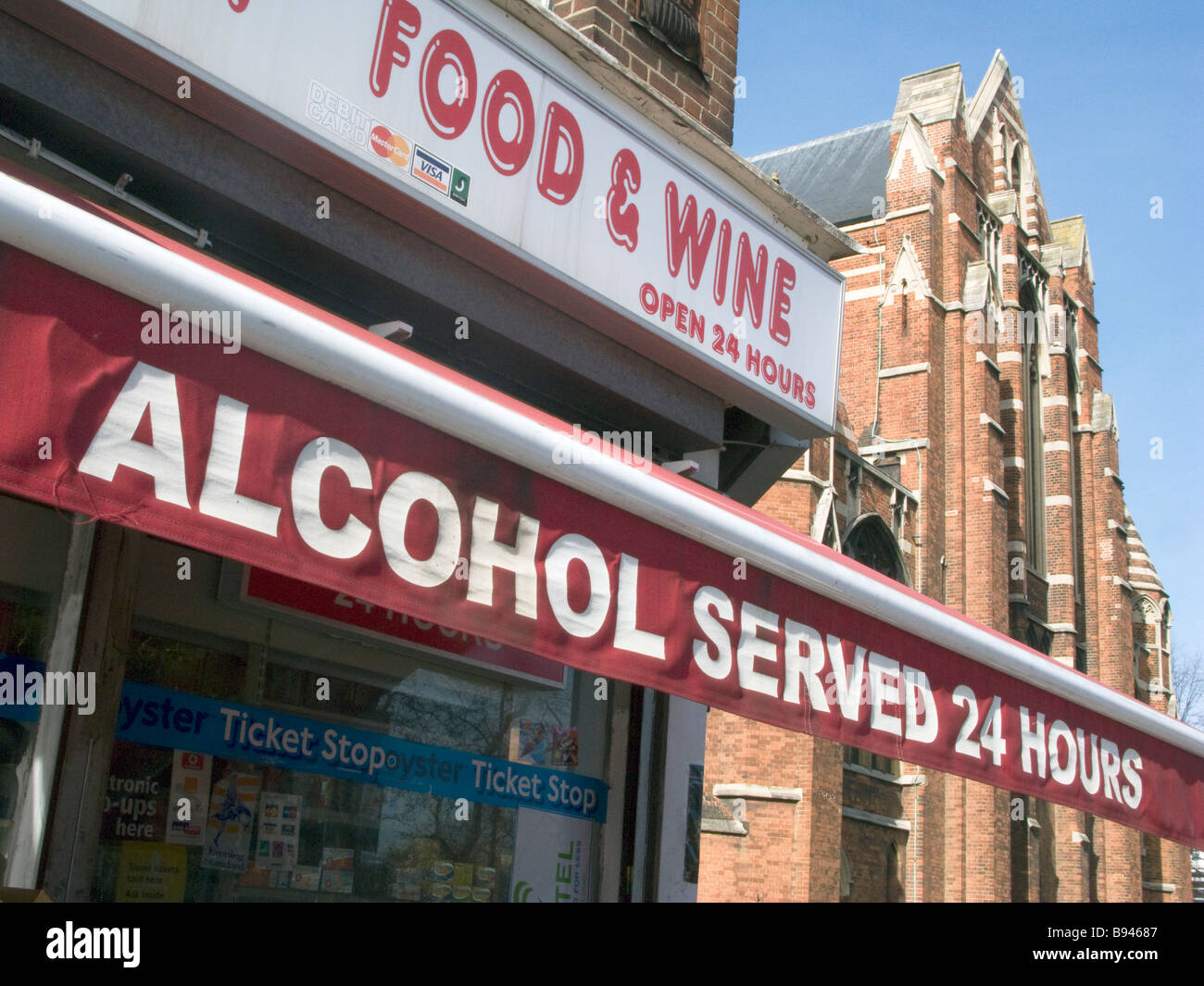 Zeichen Werbung billigen Alkohol zur Verfügung 24 Stunden pro Tag im Lizenz-Shop in Brixton, London, UK. Foto © Julio Etchart Stockfoto