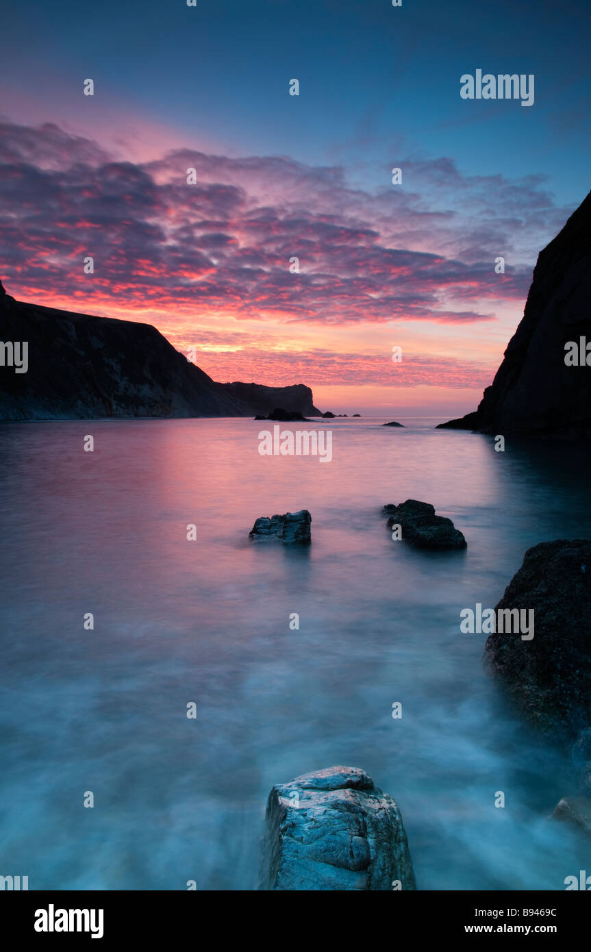 Die Sonne, Mann o Krieg Cove Dorset steigen ab Stockfoto