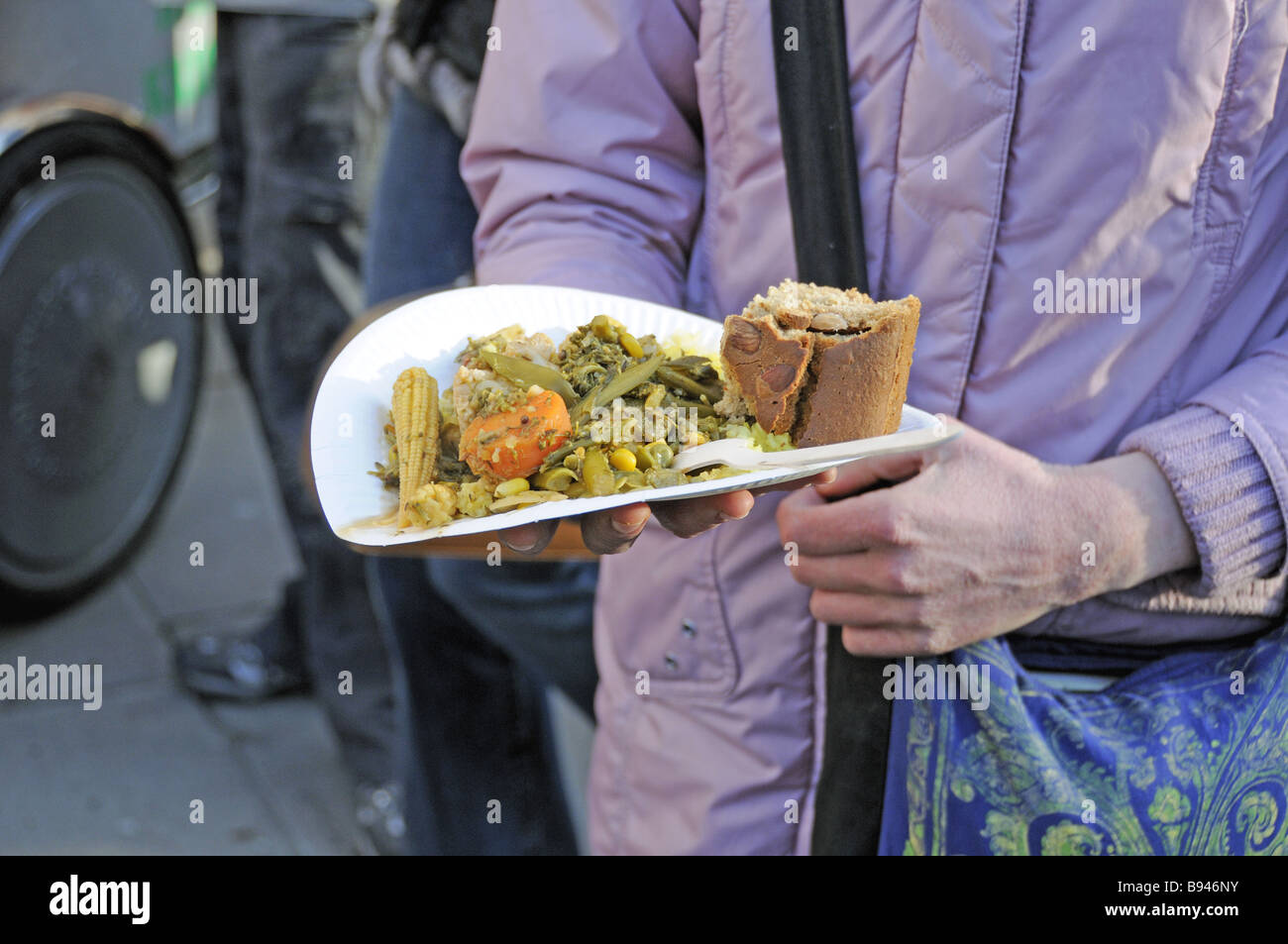 Vegetarische Kost auf Pappteller geliefert durch die Hare Krishna Bewegung Klima Wandel März London England UK Stockfoto
