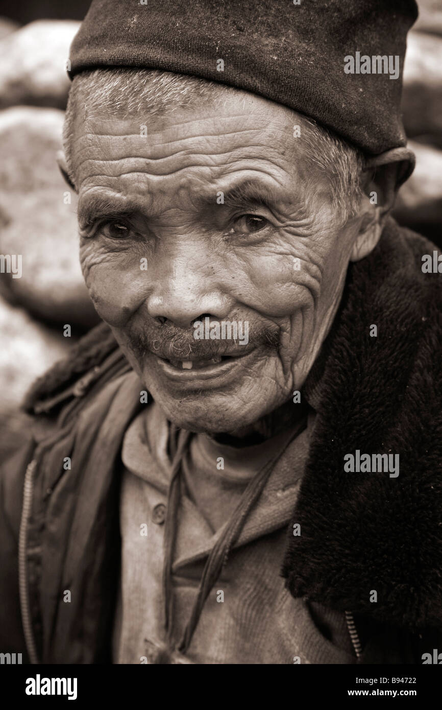 Annapurna-Nepal 20. März 2008 Porträt der Armen 79 Jahre alten Mann in seinem Dorf auf dem trek Stockfoto