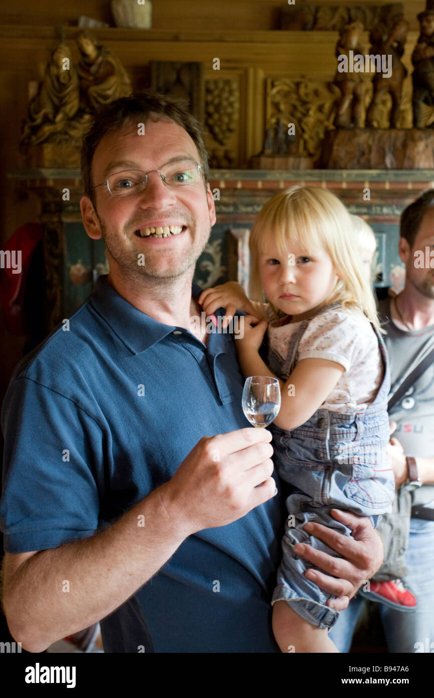 Mann mit seiner Tochter Enzian Testphase Stockfotografie Alamy