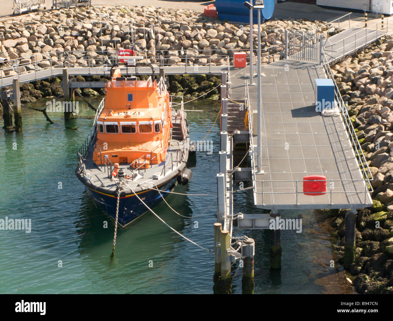 Das irische Rettungsboot basiert und vertäut am Kai in Rosslare County Wexford, Irland Stockfoto