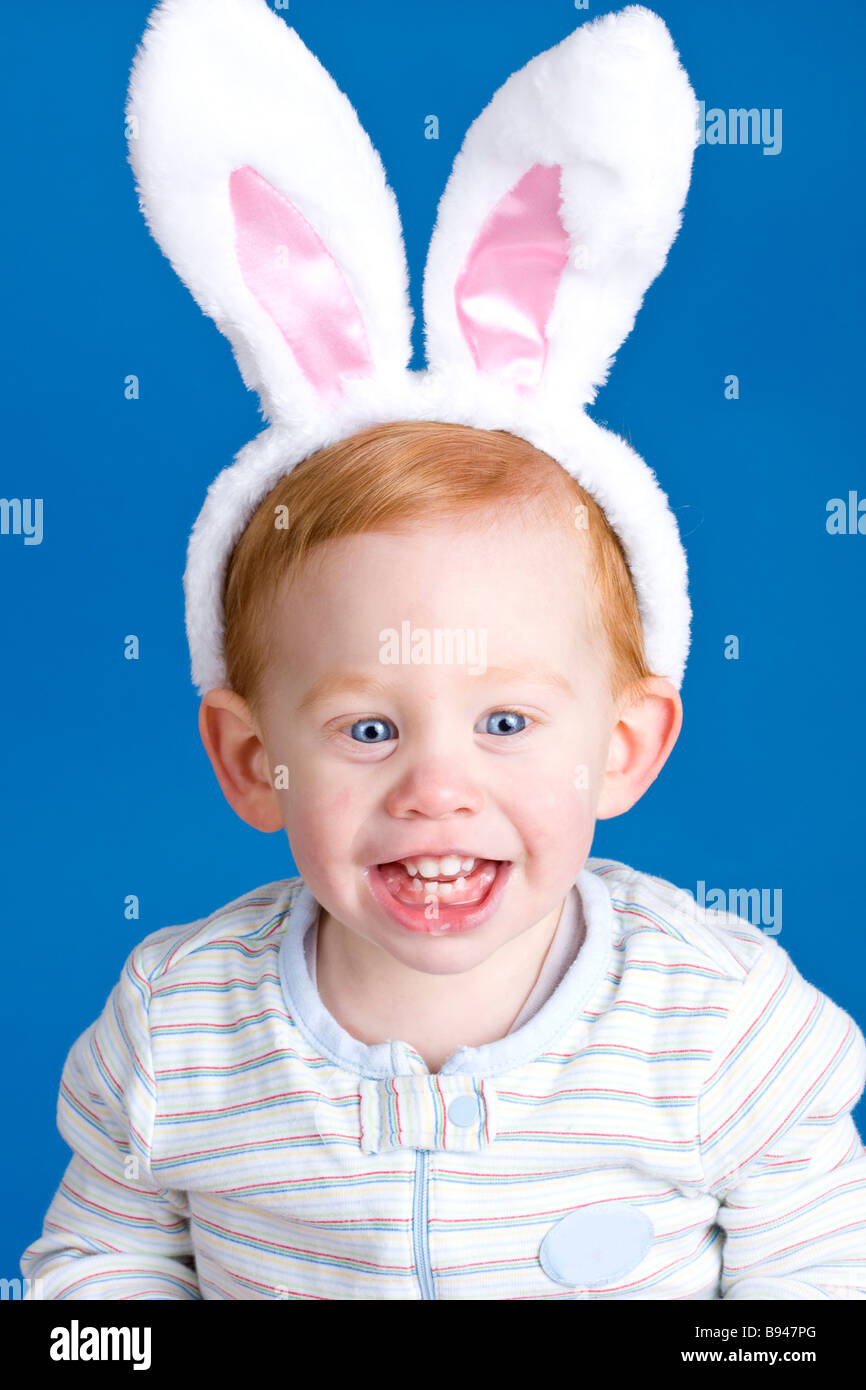 Schöne Baby Ostern Hasenohren am Kopf zu tragen Stockfoto