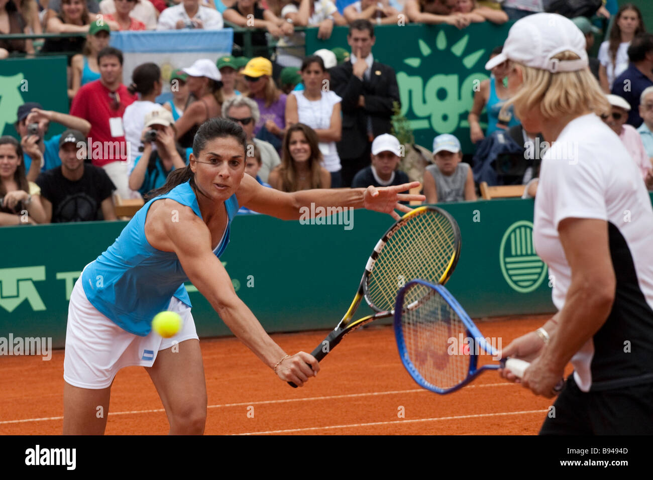 Gabriela Sabatini und Martina Navratilova spielen zusammen in einem Fundraising-Tennis-Doppel-Tennismatch in Buenos Aires Stockfoto