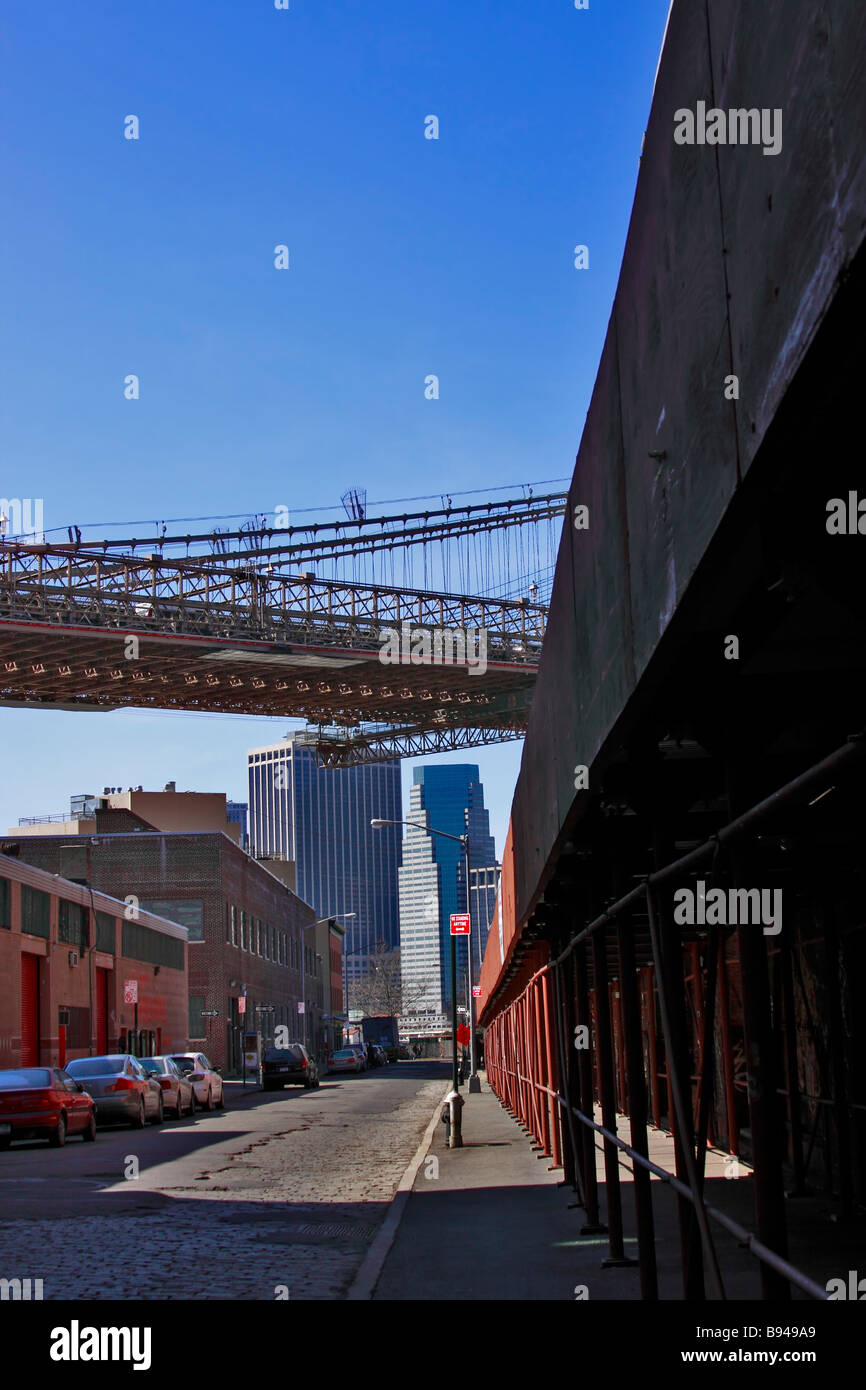 Auf der Suche nach unten Water Street in Brooklyn, unter der Brooklyn Bridge in Richtung untere Manhattan, New York City, USA Stockfoto