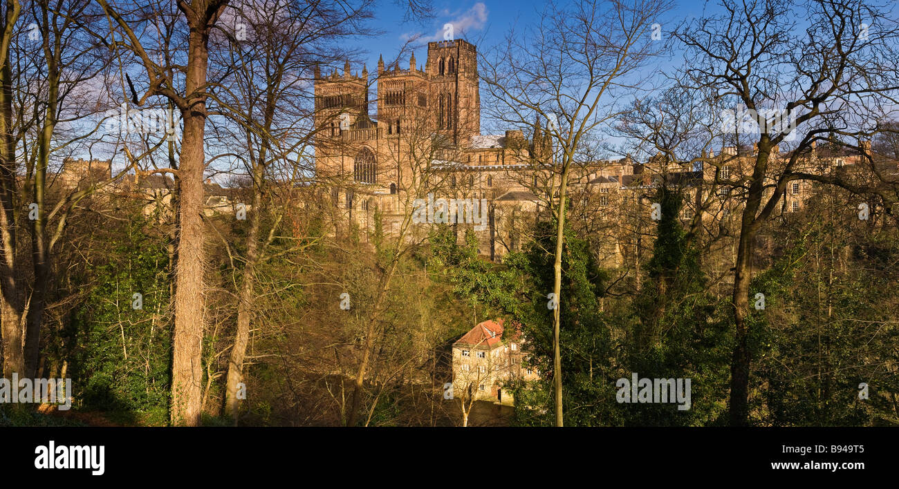 Durham Kathedrale auf dem Fluss Wear, britischen beherbergt die Reliquien der Heiligen Cuthbert, Leiter des St. Oswald & die Überreste des Venerable Bede. Stockfoto