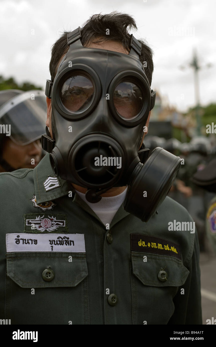Ein Thai Polizist setzt auf seine Tränengas-Maske Stockfotografie - Alamy