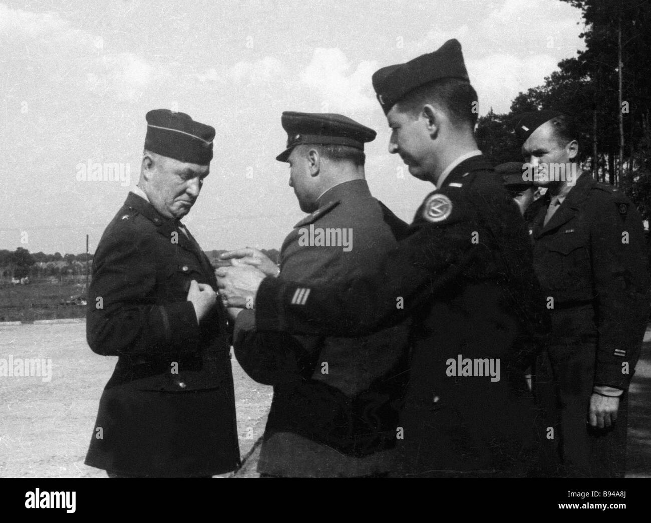 Amerikanische Soldaten mit sowjetischen Aufträge vergeben Stockfoto