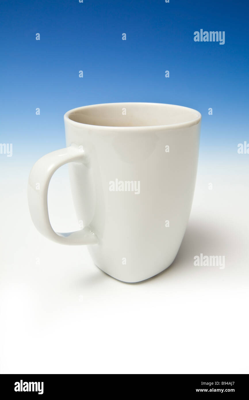 Tasse Kaffee auf einem blauen Studio-Hintergrund. Stockfoto