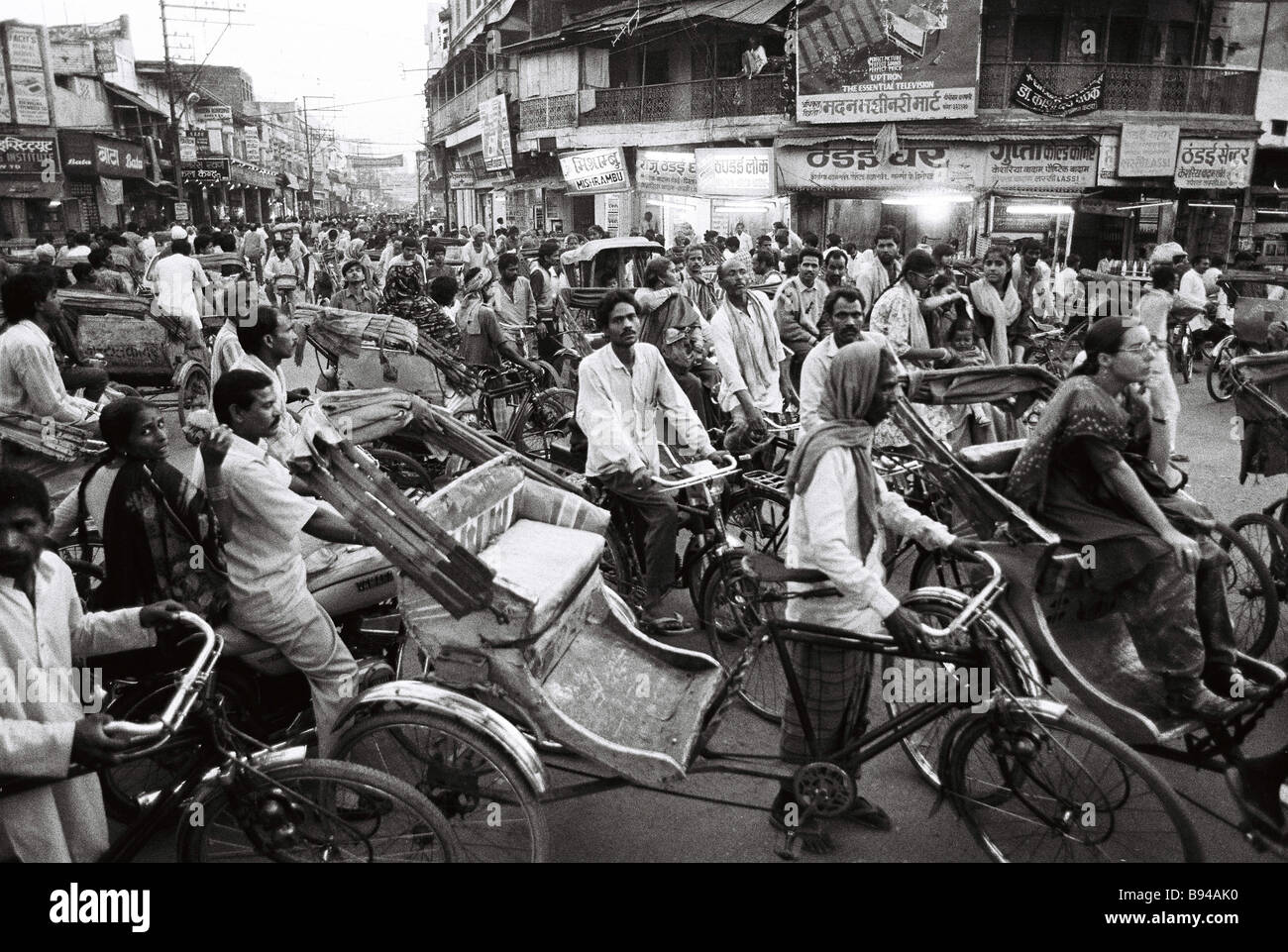 Ein Stau von Bikes und Rikschas in Varanasi, Indien Stockfoto